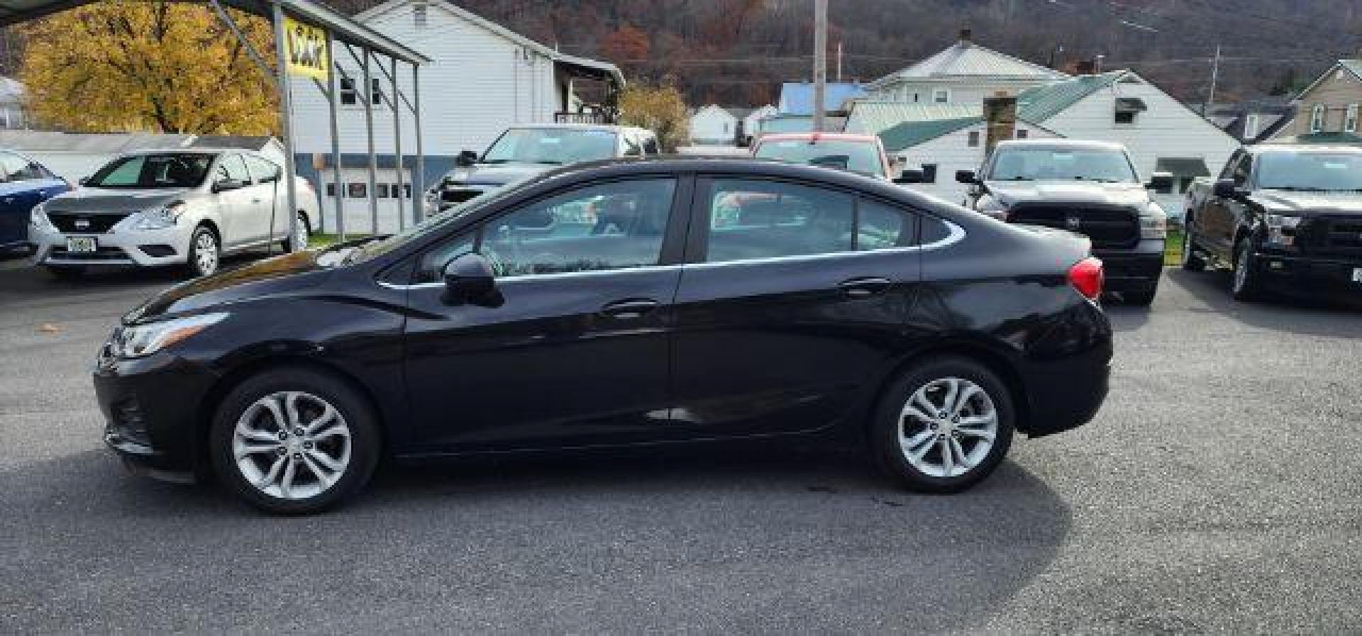 2019 BLACK /Jet Black, cloth Chevrolet Cruze LT Auto (1G1BE5SM4K7) with an 1.4 TRBO engine, AT transmission, located at 353 S. Mineral St., Keyser, WV, 26726, (304) 788-7887, 39.436451, -78.981674 - Photo#1