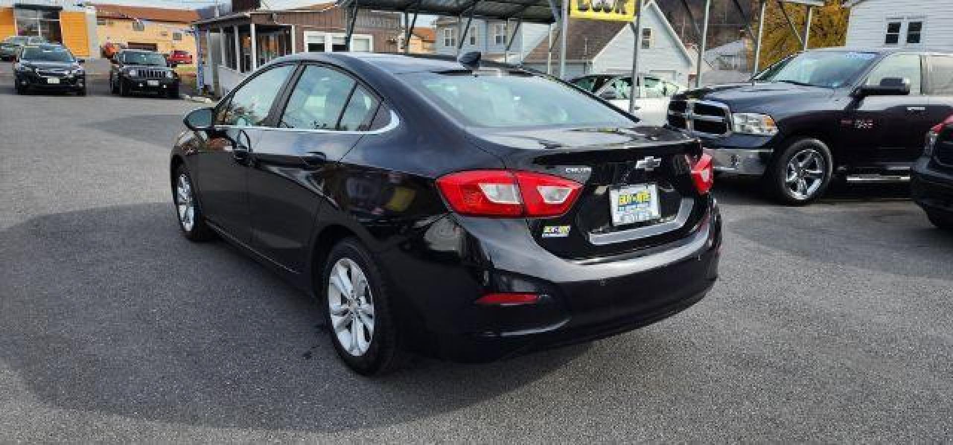 2019 BLACK /Jet Black, cloth Chevrolet Cruze LT Auto (1G1BE5SM4K7) with an 1.4 TRBO engine, AT transmission, located at 353 S. Mineral St., Keyser, WV, 26726, (304) 788-7887, 39.436451, -78.981674 - Photo#7