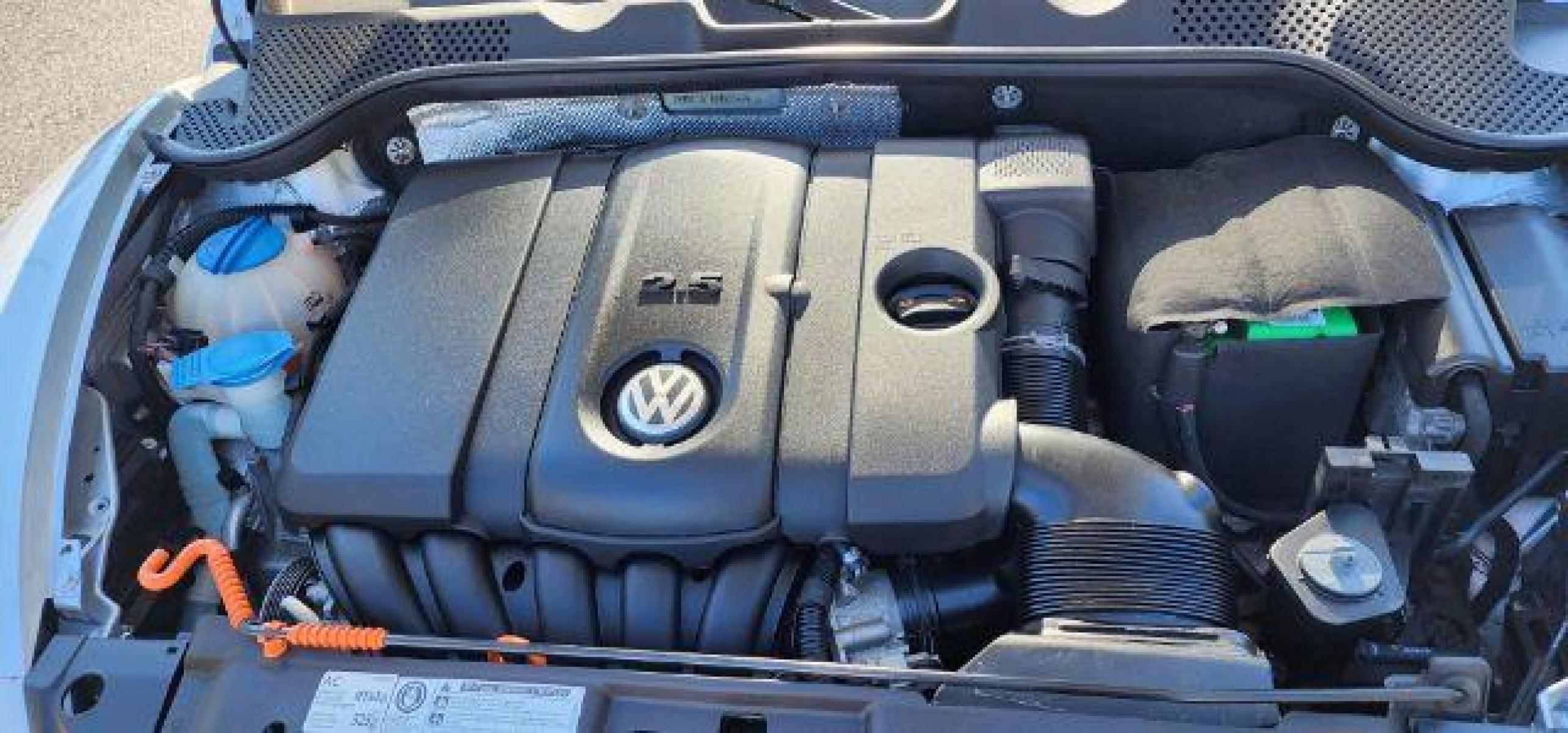 2012 SILVER /Leather Black Volkswagen Beetle Base (3VWHP7AT6CM) with an 2.5 L4 engine, 5SP transmission, located at 353 S. Mineral St., Keyser, WV, 26726, (304) 788-7887, 39.436451, -78.981674 - FOR A BETTER PRICE CALL PAUL AT 301-268-8150 - Photo #10