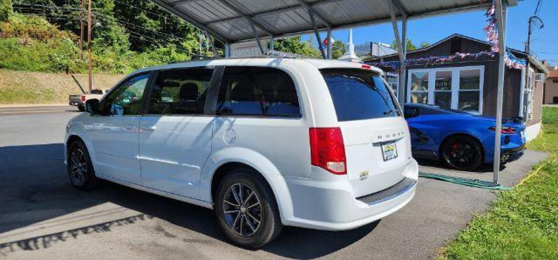 2017 WHITE /Black, leather/suede Dodge Grand Caravan SXT (2C4RDGCG8HR) with an 3.6L V6 engine, AT transmission, located at 353 S. Mineral St., Keyser, WV, 26726, (304) 788-7887, 39.436451, -78.981674 - FOR A BETTER PRICE CALL PAUL AT 301-268-8150 - Photo#10