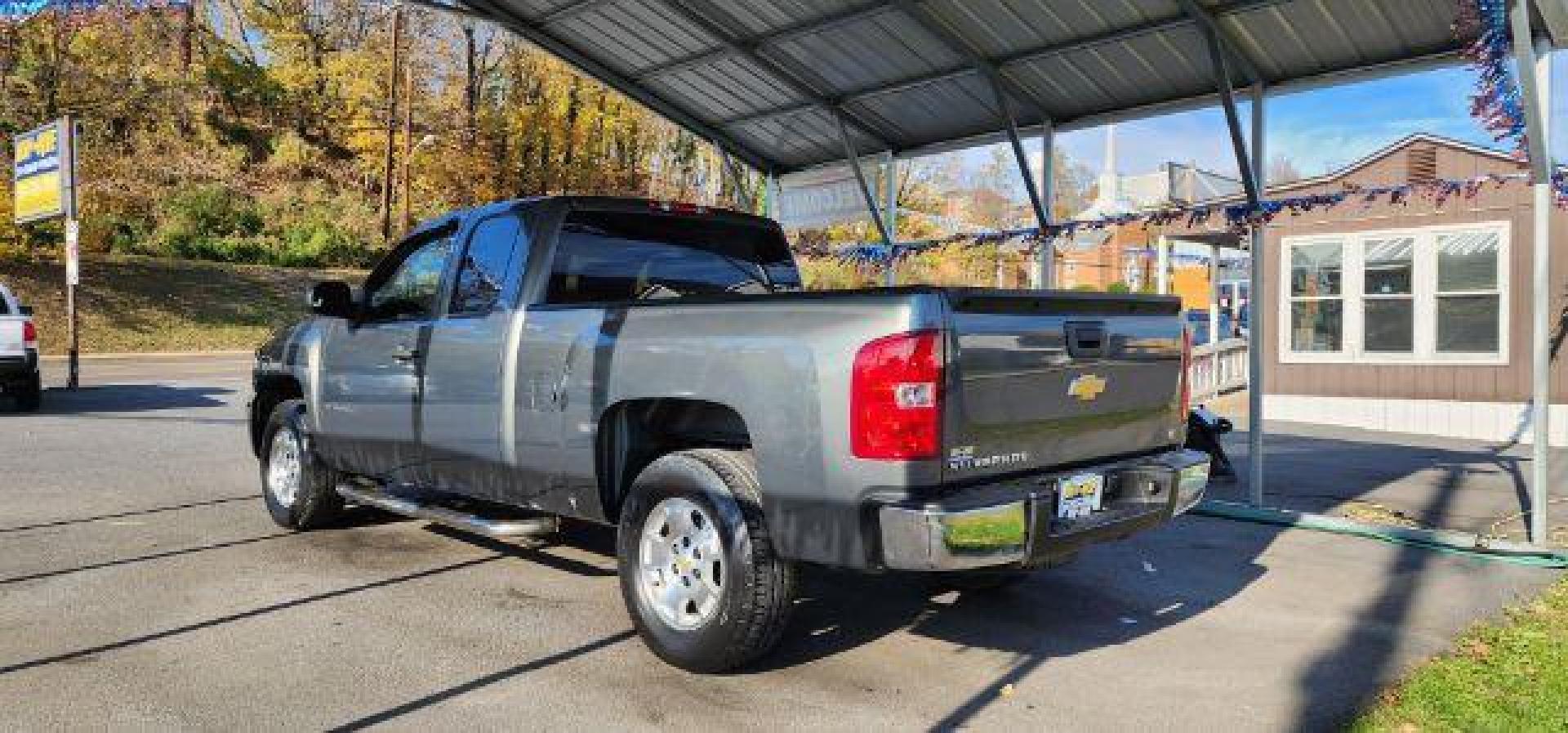 2011 GRAY /Ebony Cloth Interior Chevrolet Silverado 1500 LT Ext. Cab 4WD (1GCRKSE39BZ) with an 5.3L V8 engine, AT transmission, located at 353 S. Mineral St., Keyser, WV, 26726, (304) 788-7887, 39.436451, -78.981674 - Photo#9