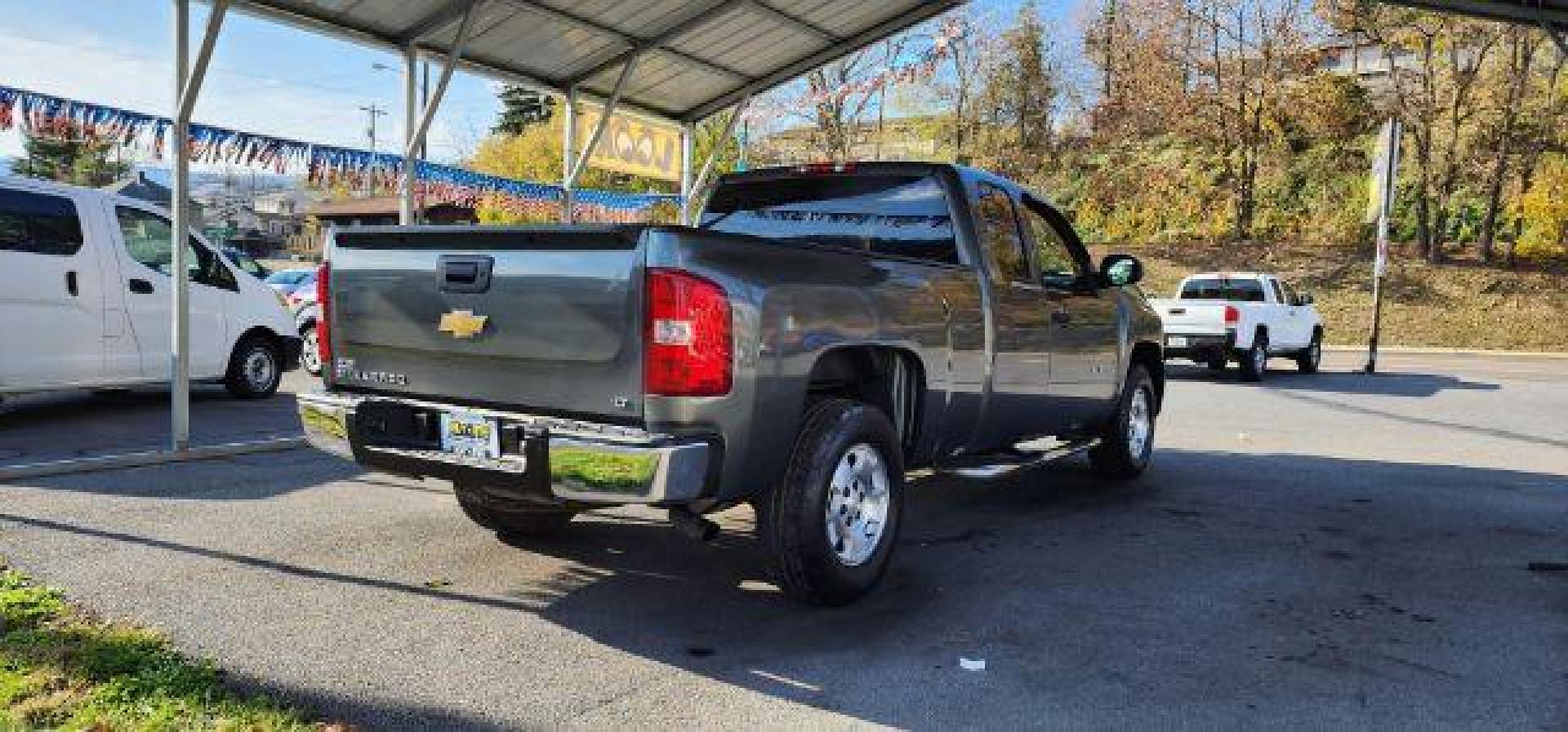 2011 GRAY /Ebony Cloth Interior Chevrolet Silverado 1500 LT Ext. Cab 4WD (1GCRKSE39BZ) with an 5.3L V8 engine, AT transmission, located at 353 S. Mineral St., Keyser, WV, 26726, (304) 788-7887, 39.436451, -78.981674 - Photo#12