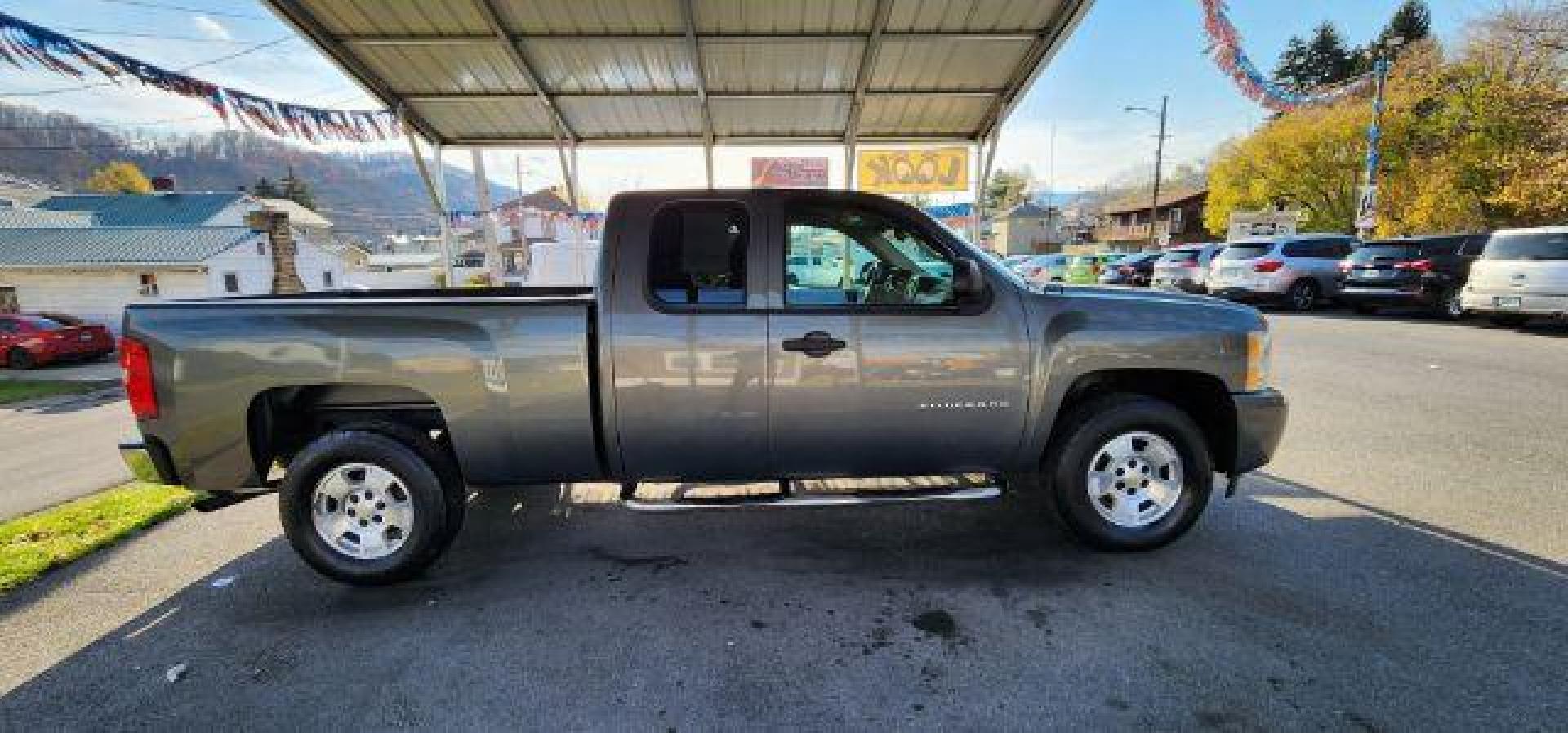 2011 GRAY /Ebony Cloth Interior Chevrolet Silverado 1500 LT Ext. Cab 4WD (1GCRKSE39BZ) with an 5.3L V8 engine, AT transmission, located at 353 S. Mineral St., Keyser, WV, 26726, (304) 788-7887, 39.436451, -78.981674 - Photo#13