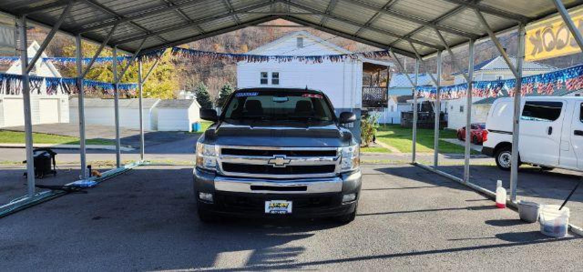 2011 GRAY /Ebony Cloth Interior Chevrolet Silverado 1500 LT Ext. Cab 4WD (1GCRKSE39BZ) with an 5.3L V8 engine, AT transmission, located at 353 S. Mineral St., Keyser, WV, 26726, (304) 788-7887, 39.436451, -78.981674 - Photo#1