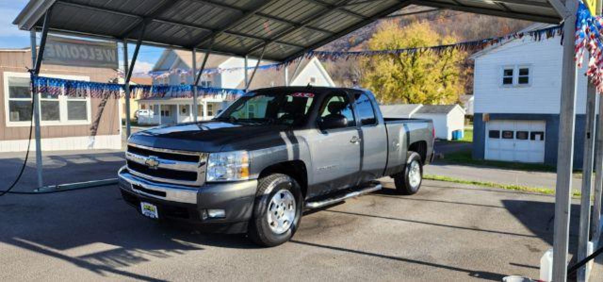 2011 GRAY /Ebony Cloth Interior Chevrolet Silverado 1500 LT Ext. Cab 4WD (1GCRKSE39BZ) with an 5.3L V8 engine, AT transmission, located at 353 S. Mineral St., Keyser, WV, 26726, (304) 788-7887, 39.436451, -78.981674 - Photo#2