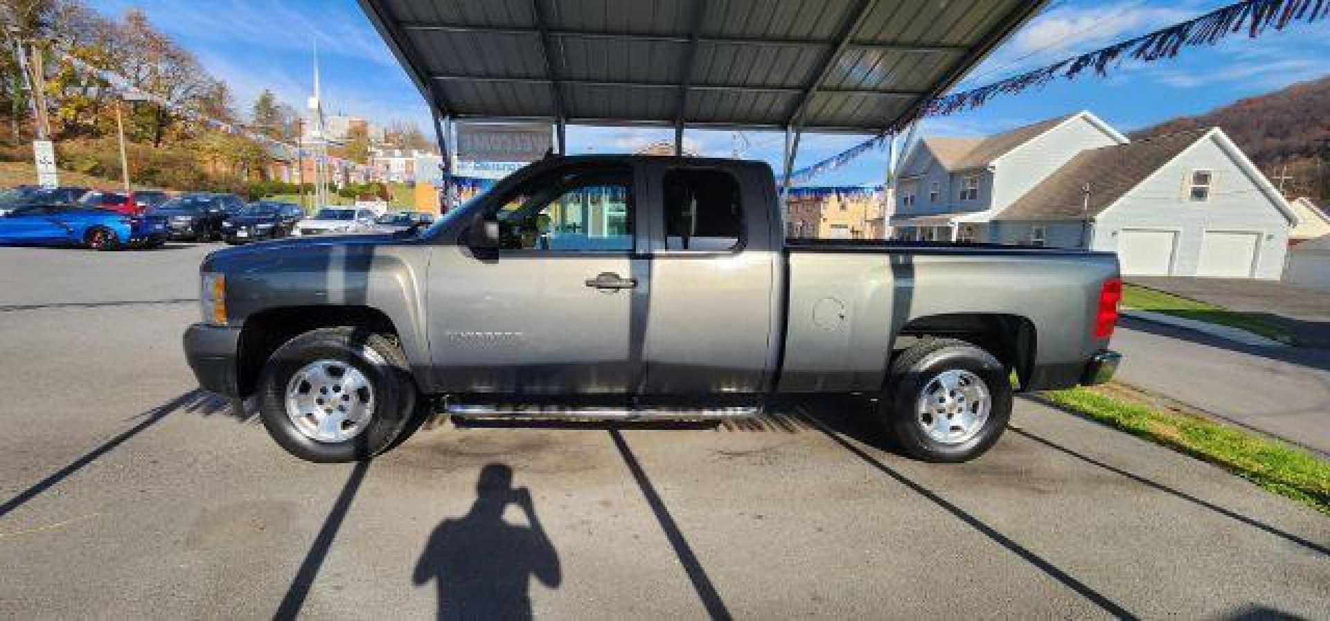 2011 GRAY /Ebony Cloth Interior Chevrolet Silverado 1500 LT Ext. Cab 4WD (1GCRKSE39BZ) with an 5.3L V8 engine, AT transmission, located at 353 S. Mineral St., Keyser, WV, 26726, (304) 788-7887, 39.436451, -78.981674 - Photo#3