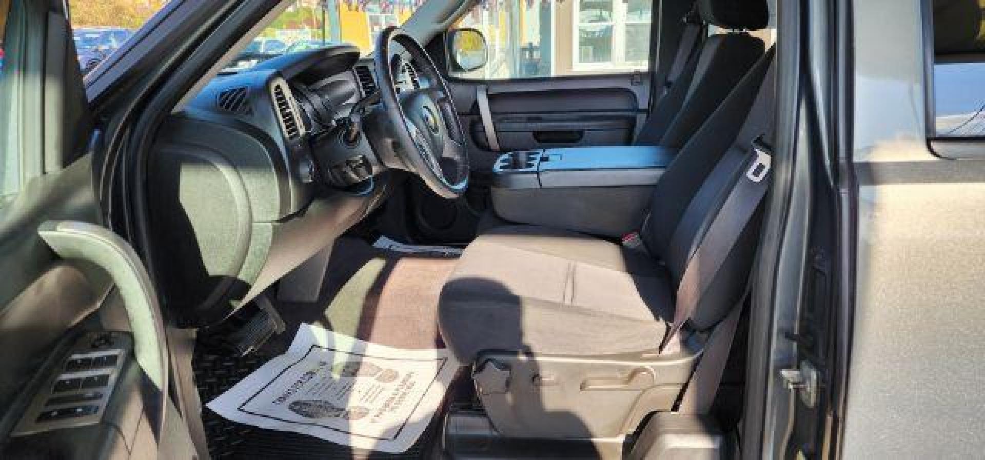 2011 GRAY /Ebony Cloth Interior Chevrolet Silverado 1500 LT Ext. Cab 4WD (1GCRKSE39BZ) with an 5.3L V8 engine, AT transmission, located at 353 S. Mineral St., Keyser, WV, 26726, (304) 788-7887, 39.436451, -78.981674 - Photo#4