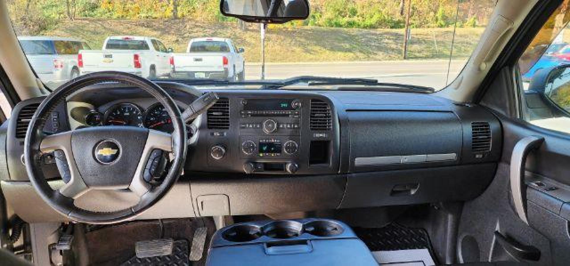 2011 GRAY /Ebony Cloth Interior Chevrolet Silverado 1500 LT Ext. Cab 4WD (1GCRKSE39BZ) with an 5.3L V8 engine, AT transmission, located at 353 S. Mineral St., Keyser, WV, 26726, (304) 788-7887, 39.436451, -78.981674 - Photo#7