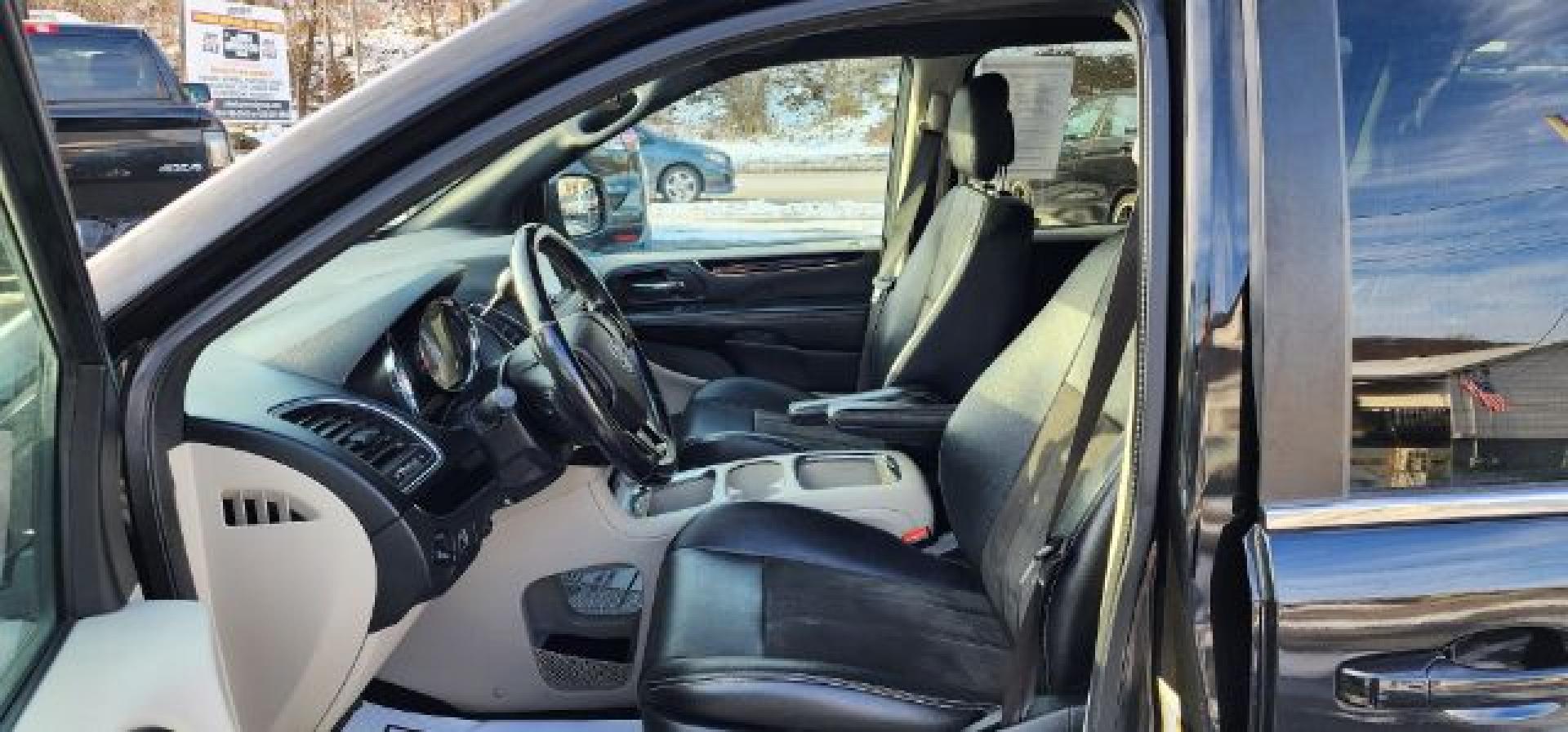 2020 Black /Leather Black Dodge Grand Caravan SXT (2C4RDGCG1LR) with an 3.6L V6 engine, AT transmission, located at 353 S. Mineral St., Keyser, WV, 26726, (304) 788-7887, 39.436451, -78.981674- Photo#4