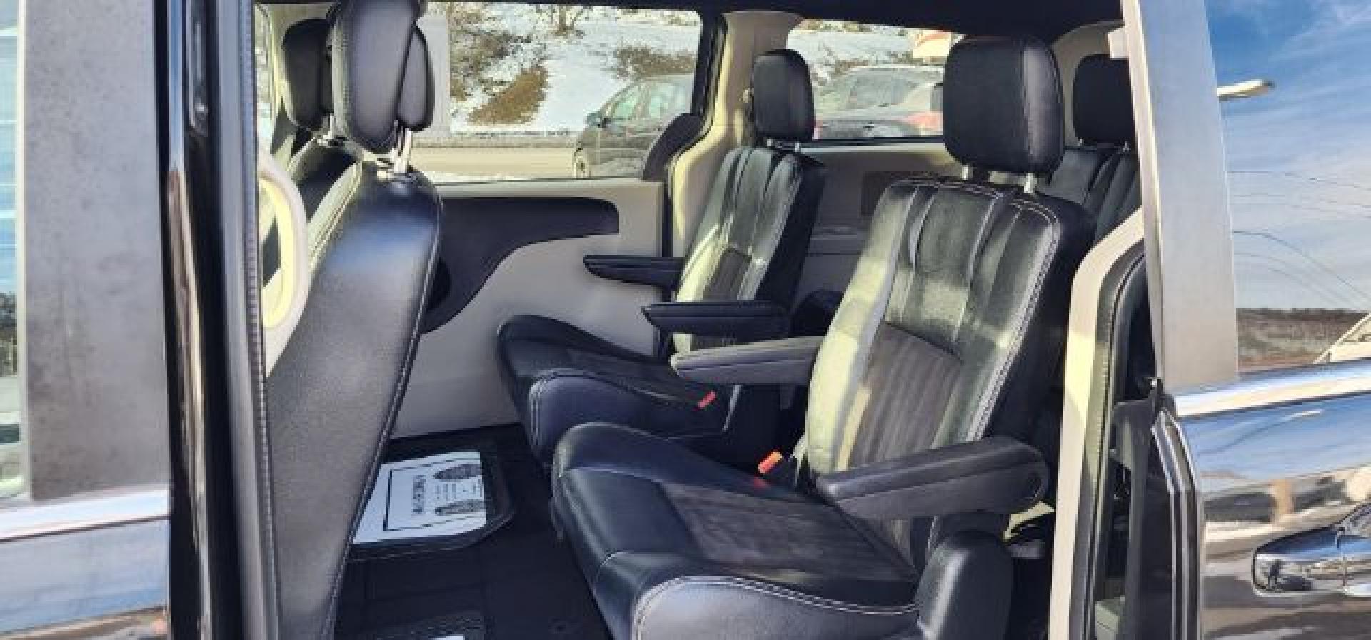 2020 Black /Leather Black Dodge Grand Caravan SXT (2C4RDGCG1LR) with an 3.6L V6 engine, AT transmission, located at 353 S. Mineral St., Keyser, WV, 26726, (304) 788-7887, 39.436451, -78.981674- Photo#7