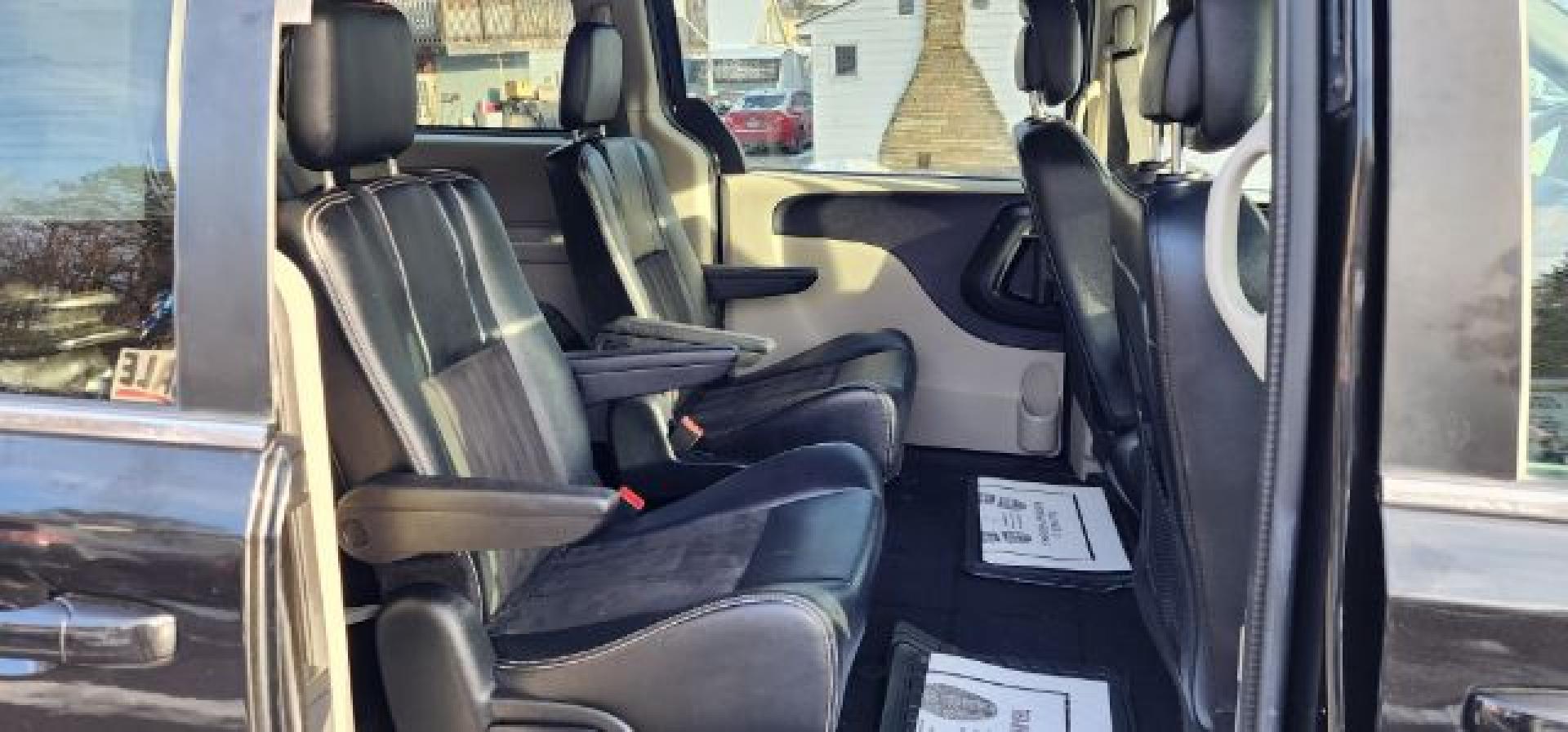 2020 Black /Leather Black Dodge Grand Caravan SXT (2C4RDGCG1LR) with an 3.6L V6 engine, AT transmission, located at 353 S. Mineral St., Keyser, WV, 26726, (304) 788-7887, 39.436451, -78.981674- Photo#14