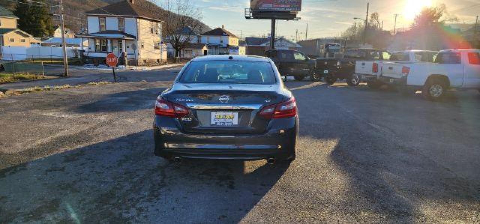 2018 GRAY /Charcoal, cloth Nissan Altima 2.5 SV (1N4AL3AP1JC) with an 2.5 L4 engine, CVT transmission, located at 353 S. Mineral St., Keyser, WV, 26726, (304) 788-7887, 39.436451, -78.981674 - FOR A BETTER PRICE CALL PAUL AT 301-268-8150 - Photo#9