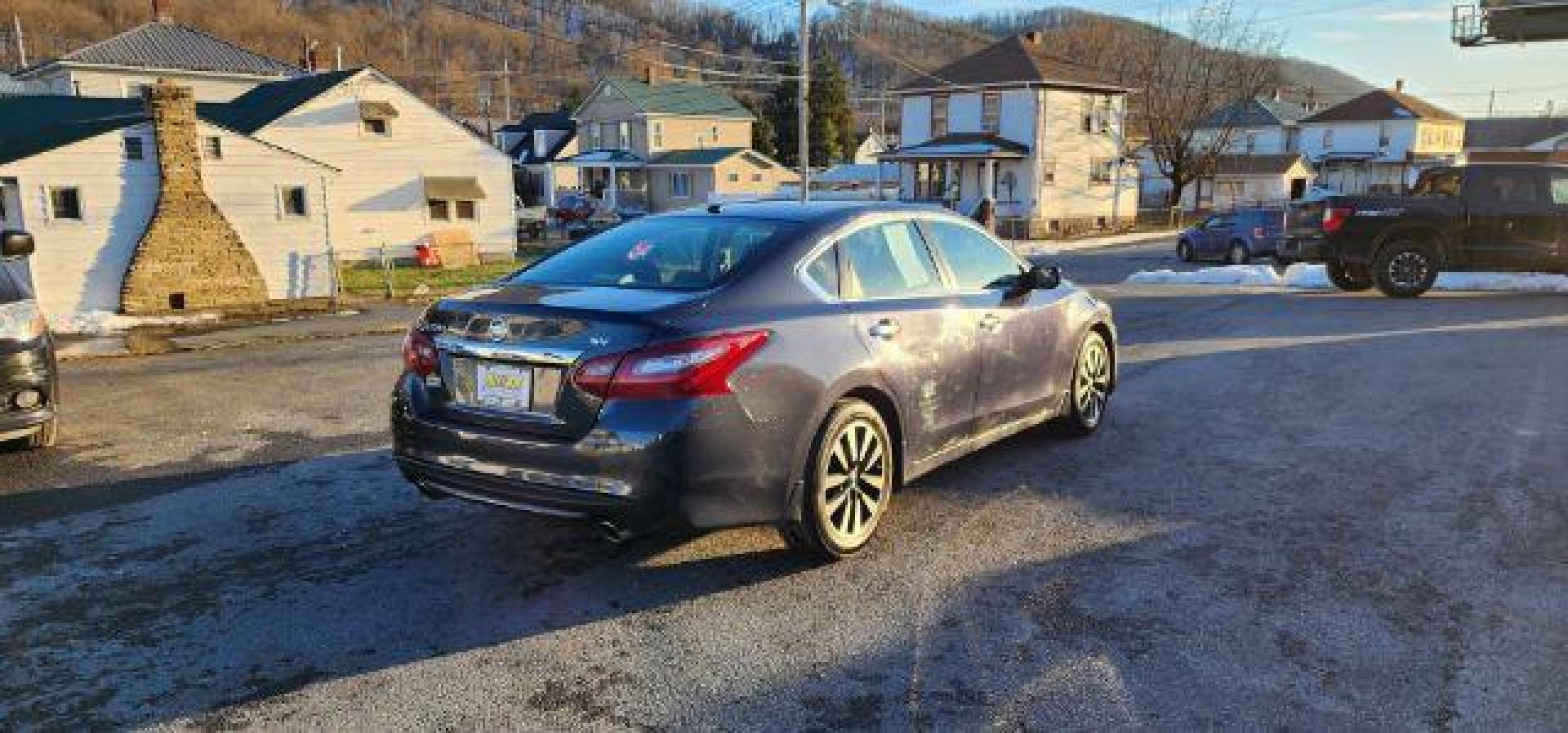 2018 GRAY /Charcoal, cloth Nissan Altima 2.5 SV (1N4AL3AP1JC) with an 2.5 L4 engine, CVT transmission, located at 353 S. Mineral St., Keyser, WV, 26726, (304) 788-7887, 39.436451, -78.981674 - FOR A BETTER PRICE CALL PAUL AT 301-268-8150 - Photo#11