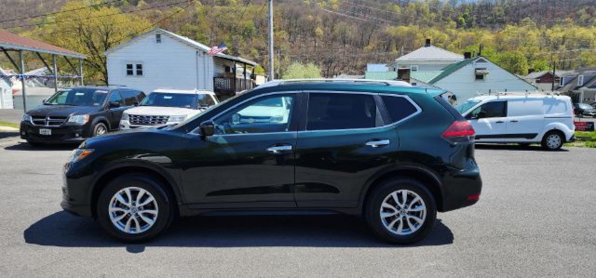 2018 GREEN /Cloth NISSAN ROGUE SV (5N1AT2MV1JC) with an 2.5L L4 engine, CVT transmission, located at 353 S. Mineral St., Keyser, WV, 26726, (304) 788-7887, 39.436451, -78.981674 - FOR A BETTER PRICE CALL PAUL AT 301-268-8150- Photo#3