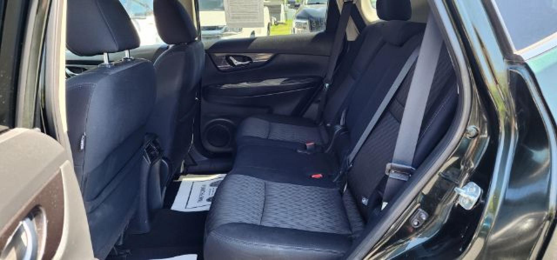 2018 GREEN /Cloth NISSAN ROGUE SV (5N1AT2MV1JC) with an 2.5L L4 engine, CVT transmission, located at 353 S. Mineral St., Keyser, WV, 26726, (304) 788-7887, 39.436451, -78.981674 - FOR A BETTER PRICE CALL PAUL AT 301-268-8150- Photo#7
