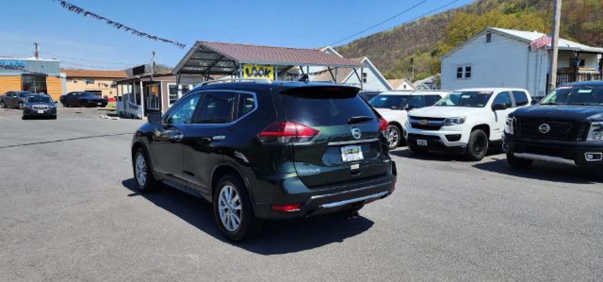 2018 GREEN /Cloth NISSAN ROGUE SV (5N1AT2MV1JC) with an 2.5L L4 engine, CVT transmission, located at 353 S. Mineral St., Keyser, WV, 26726, (304) 788-7887, 39.436451, -78.981674 - FOR A BETTER PRICE CALL PAUL AT 301-268-8150- Photo#8