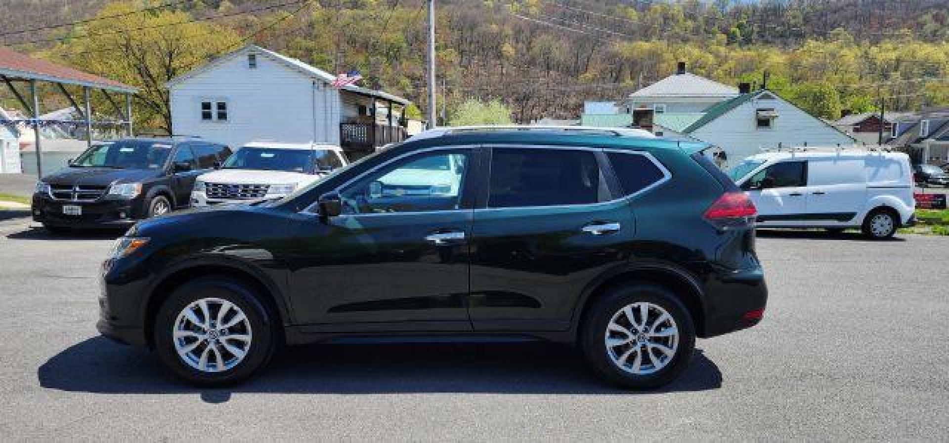 2018 GREEN /Cloth NISSAN ROGUE SV (5N1AT2MV1JC) with an 2.5L L4 engine, CVT transmission, located at 353 S. Mineral St., Keyser, WV, 26726, (304) 788-7887, 39.436451, -78.981674 - FOR A BETTER PRICE CALL PAUL AT 301-268-8150 - Photo#3