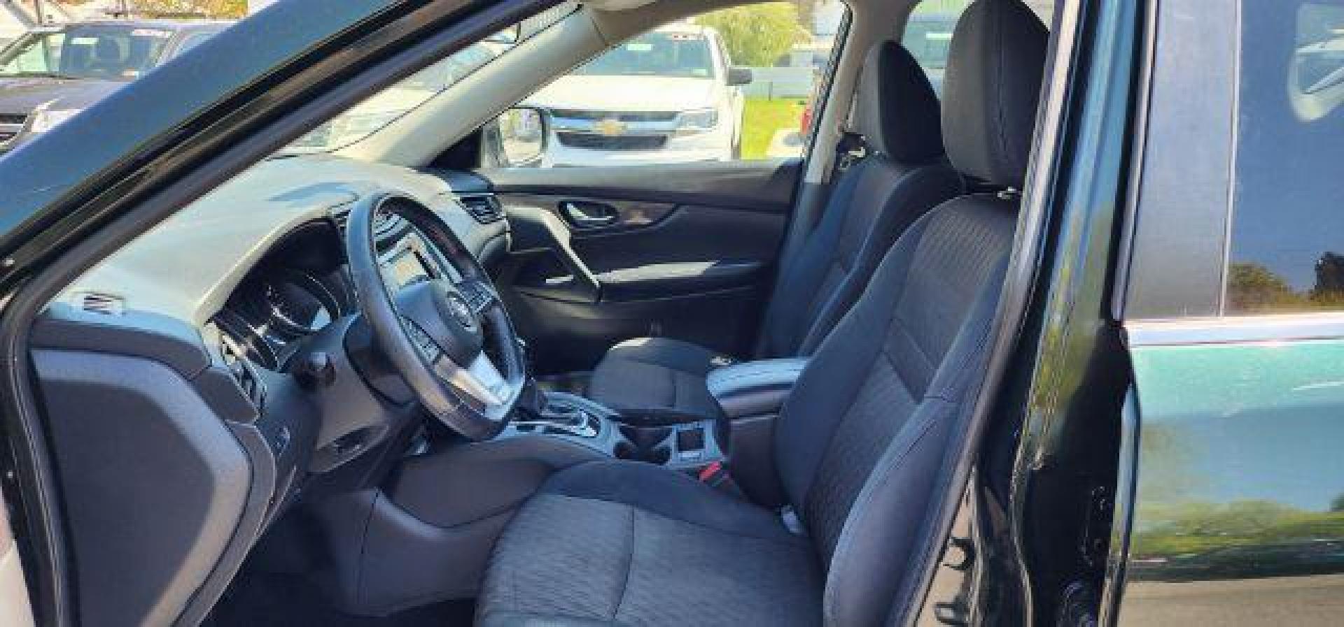 2018 GREEN /Cloth NISSAN ROGUE SV (5N1AT2MV1JC) with an 2.5L L4 engine, CVT transmission, located at 353 S. Mineral St., Keyser, WV, 26726, (304) 788-7887, 39.436451, -78.981674 - FOR A BETTER PRICE CALL PAUL AT 301-268-8150 - Photo#4