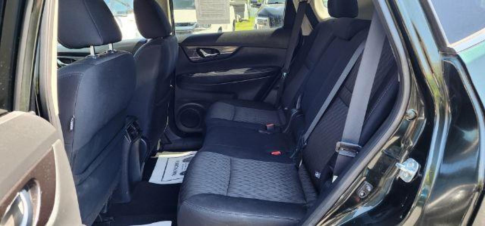 2018 GREEN /Cloth NISSAN ROGUE SV (5N1AT2MV1JC) with an 2.5L L4 engine, CVT transmission, located at 353 S. Mineral St., Keyser, WV, 26726, (304) 788-7887, 39.436451, -78.981674 - FOR A BETTER PRICE CALL PAUL AT 301-268-8150 - Photo#7