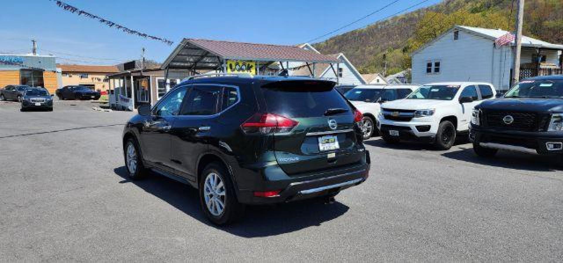 2018 GREEN /Cloth NISSAN ROGUE SV (5N1AT2MV1JC) with an 2.5L L4 engine, CVT transmission, located at 353 S. Mineral St., Keyser, WV, 26726, (304) 788-7887, 39.436451, -78.981674 - FOR A BETTER PRICE CALL PAUL AT 301-268-8150 - Photo#8