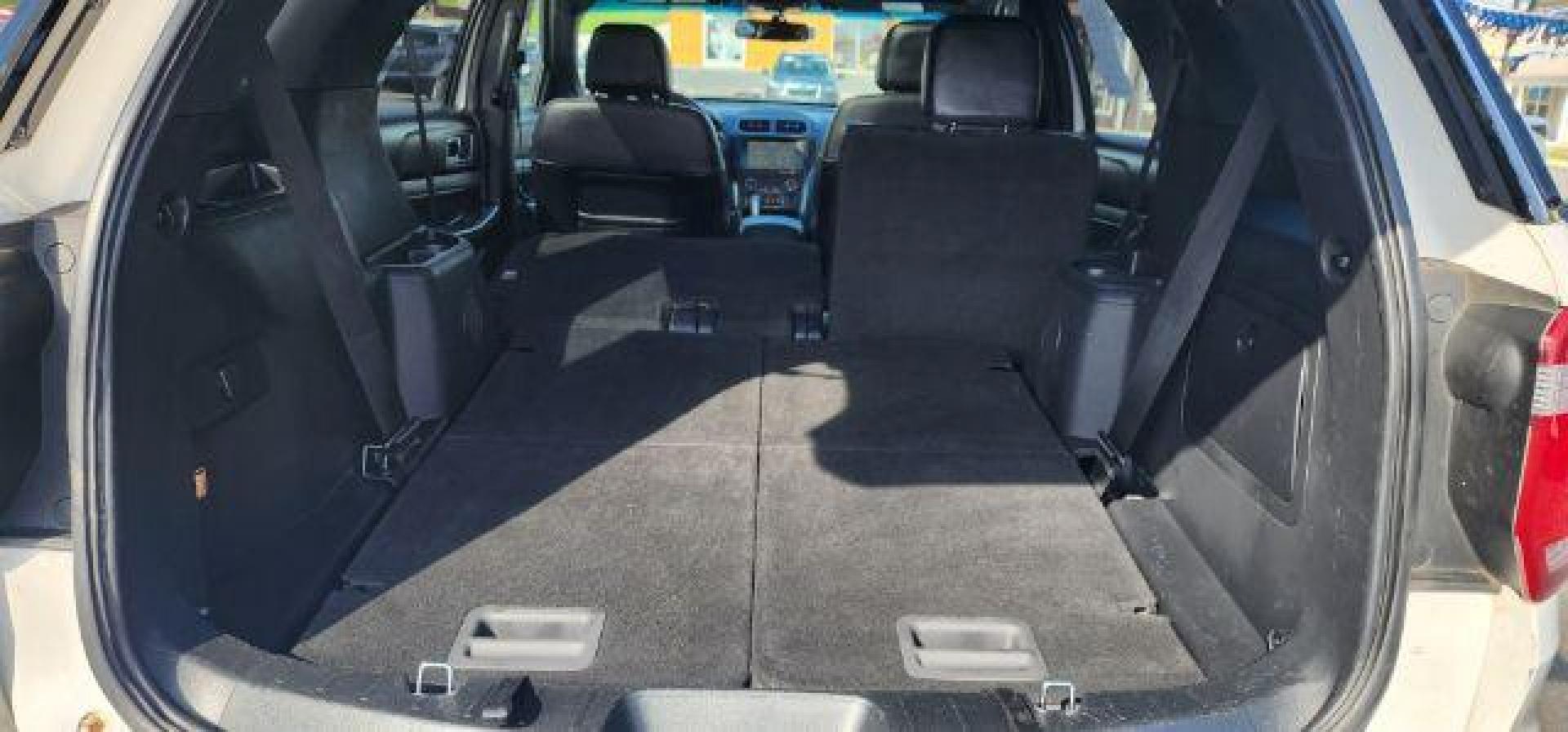2016 WHITE /Ebony Black, leather Ford Explorer XLT FWD (1FM5K7D82GG) with an 3.5L V6 engine, AT transmission, located at 353 S. Mineral St., Keyser, WV, 26726, (304) 788-7887, 39.436451, -78.981674 - FOR A BETTER PRICE CALL PAUL AT 301-268-8150 - Photo#11