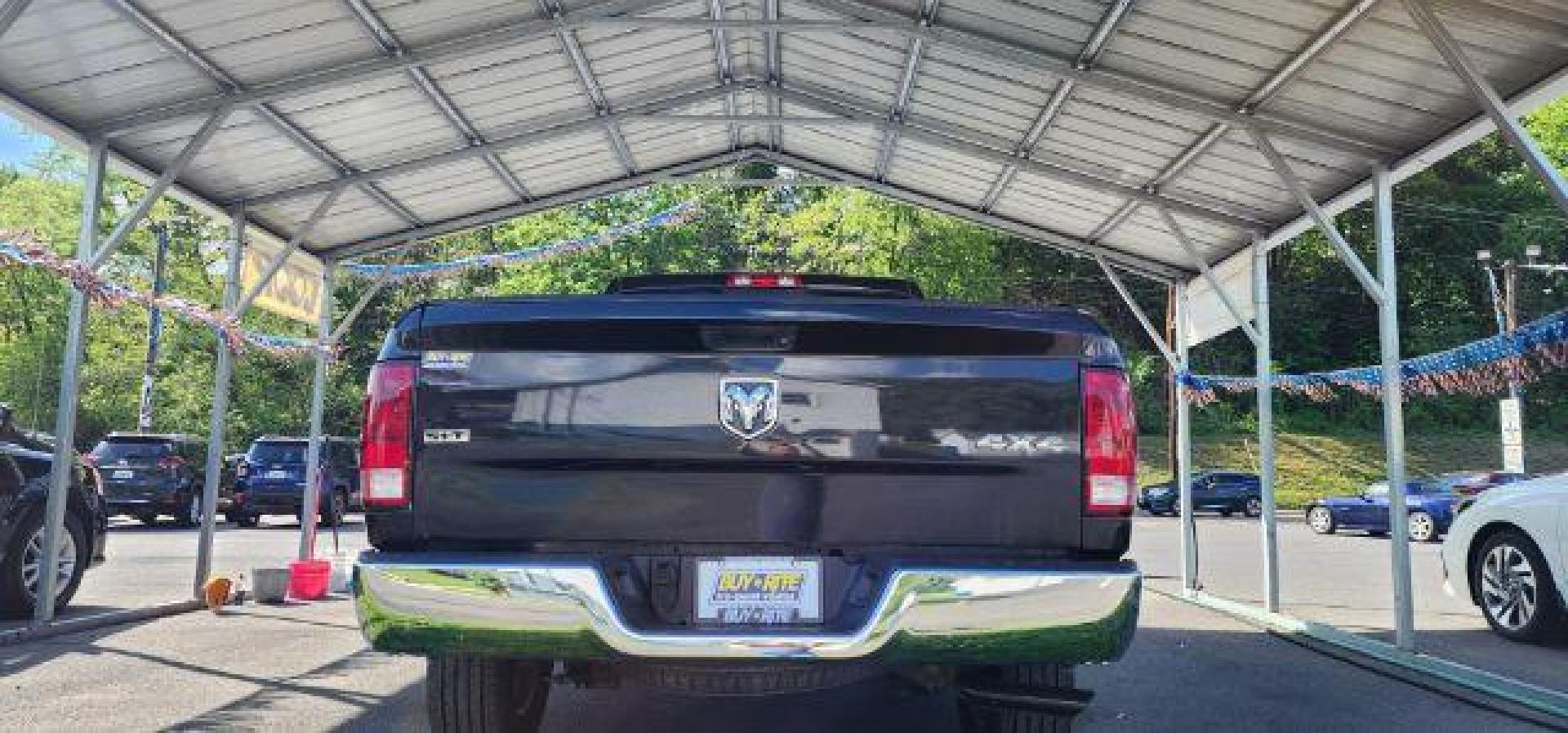 2017 BLACK /Black/Diesel Gray, cloth RAM 1500 SLT Crew Cab LWB 4WD (1C6RR7TT5HS) with an 5.7 V8 engine, AT transmission, located at 353 S. Mineral St., Keyser, WV, 26726, (304) 788-7887, 39.436451, -78.981674 - FOR A BETTER PRICE CALL PAUL AT 301-268-8150 - Photo#10