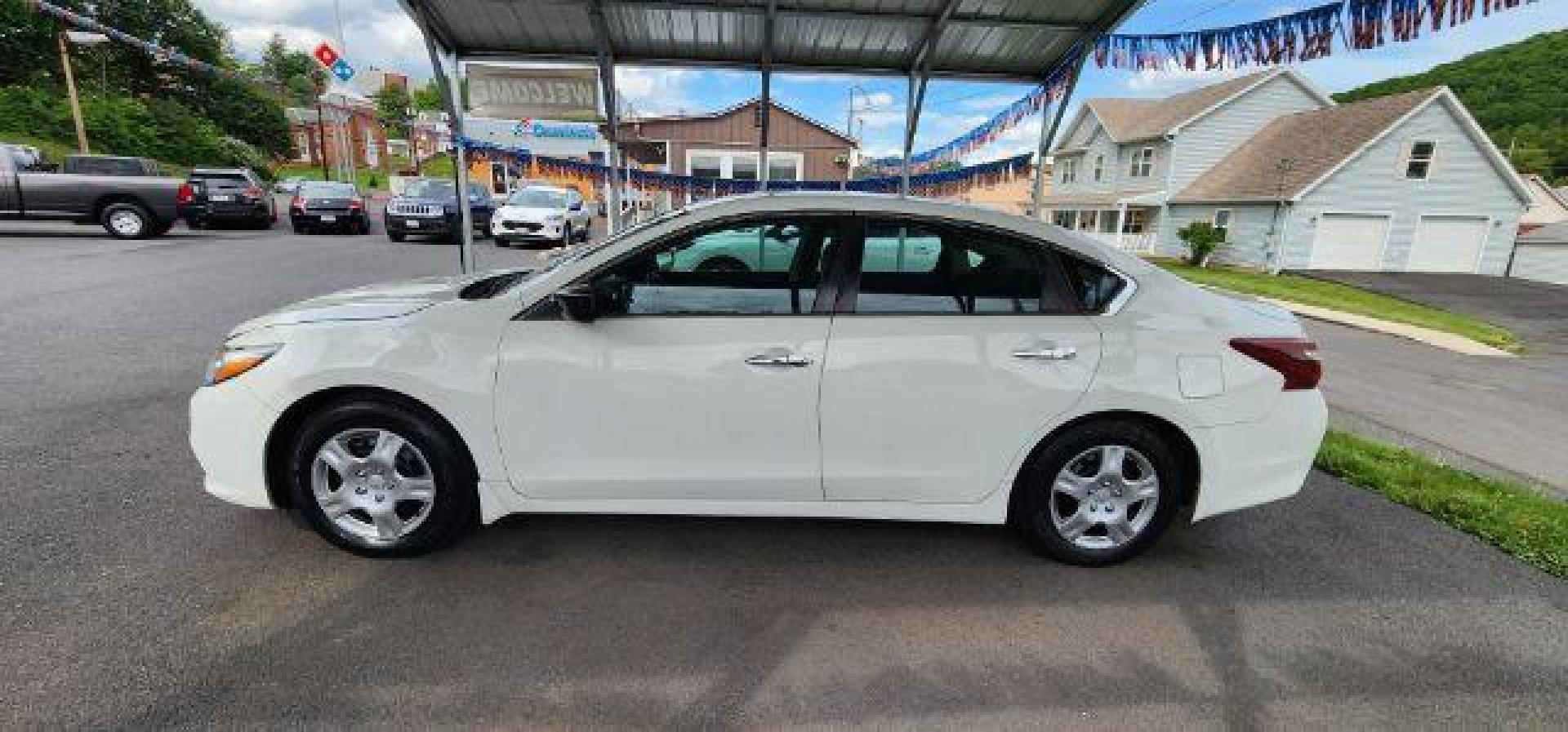 2018 White /Charcoal, cloth Nissan Altima 2.5 S (1N4AL3APXJC) with an 2.5 L4 engine, CVT transmission, located at 353 S. Mineral St., Keyser, WV, 26726, (304) 788-7887, 39.436451, -78.981674 - FOR A BETTER PRICE CALL PAUL AT 301-268-8150 - Photo#3