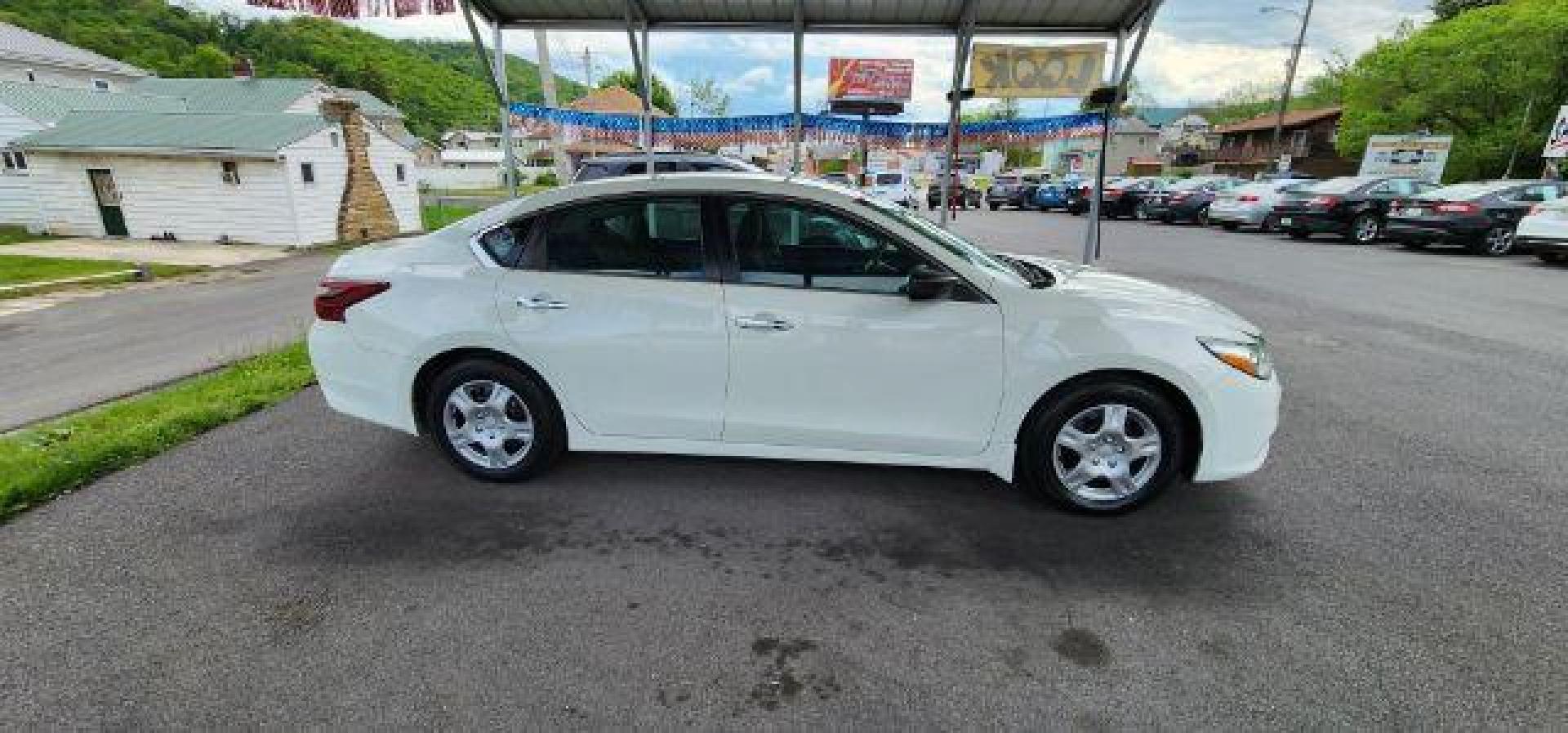2018 White /Charcoal, cloth Nissan Altima 2.5 S (1N4AL3APXJC) with an 2.5 L4 engine, CVT transmission, located at 353 S. Mineral St., Keyser, WV, 26726, (304) 788-7887, 39.436451, -78.981674 - FOR A BETTER PRICE CALL PAUL AT 301-268-8150 - Photo#12