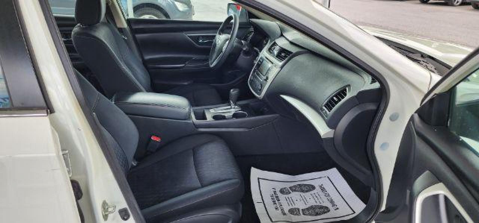 2018 White /Charcoal, cloth Nissan Altima 2.5 S (1N4AL3APXJC) with an 2.5 L4 engine, CVT transmission, located at 353 S. Mineral St., Keyser, WV, 26726, (304) 788-7887, 39.436451, -78.981674 - FOR A BETTER PRICE CALL PAUL AT 301-268-8150 - Photo#14