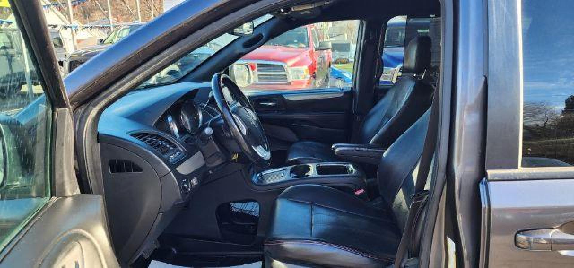 2019 GRAY /Black Dodge Grand Caravan GT (2C4RDGEG5KR) with an 3.6L V6 engine, AT transmission, located at 353 S. Mineral St., Keyser, WV, 26726, (304) 788-7887, 39.436451, -78.981674 - Photo#3