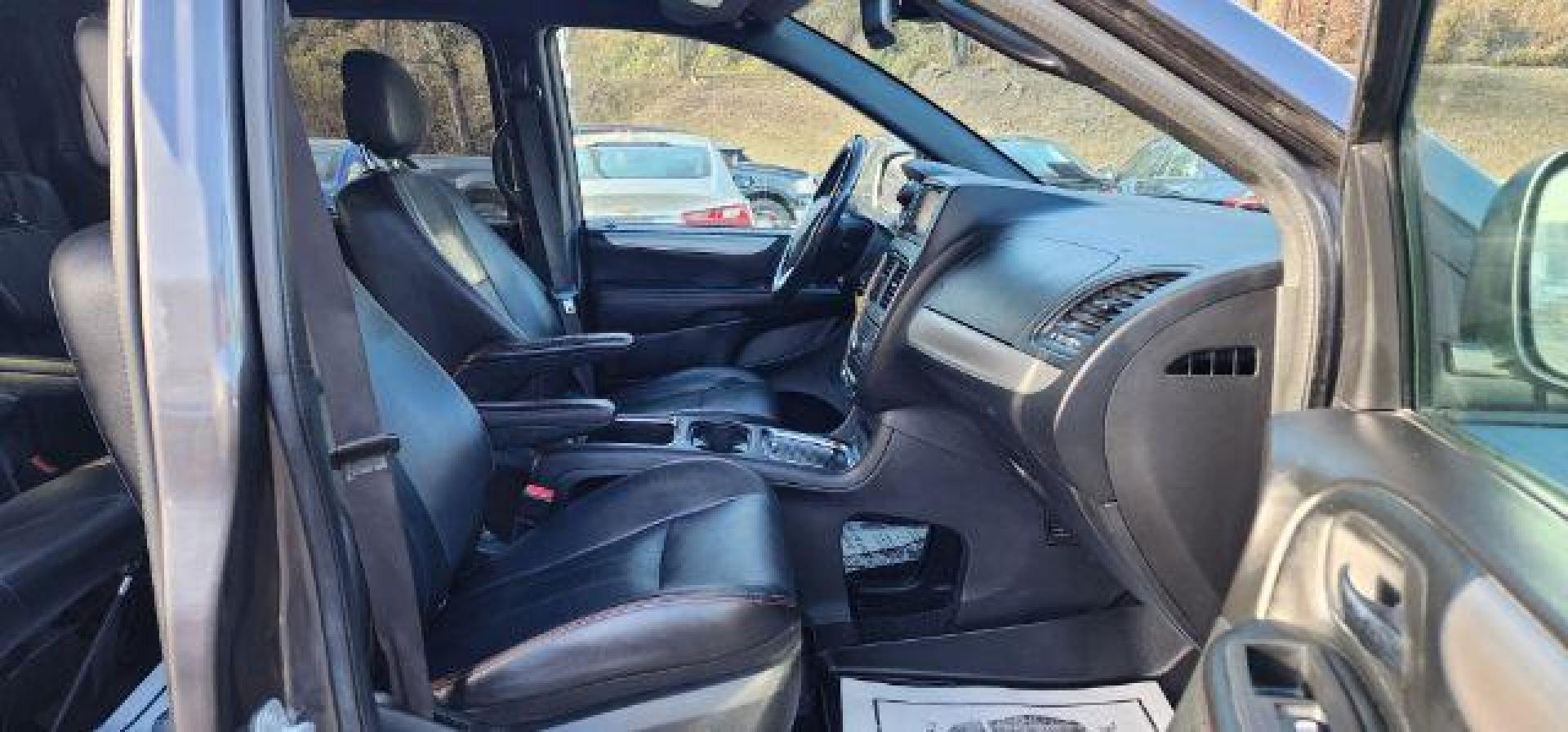 2019 GRAY /Black Dodge Grand Caravan GT (2C4RDGEG5KR) with an 3.6L V6 engine, AT transmission, located at 353 S. Mineral St., Keyser, WV, 26726, (304) 788-7887, 39.436451, -78.981674 - Photo#14