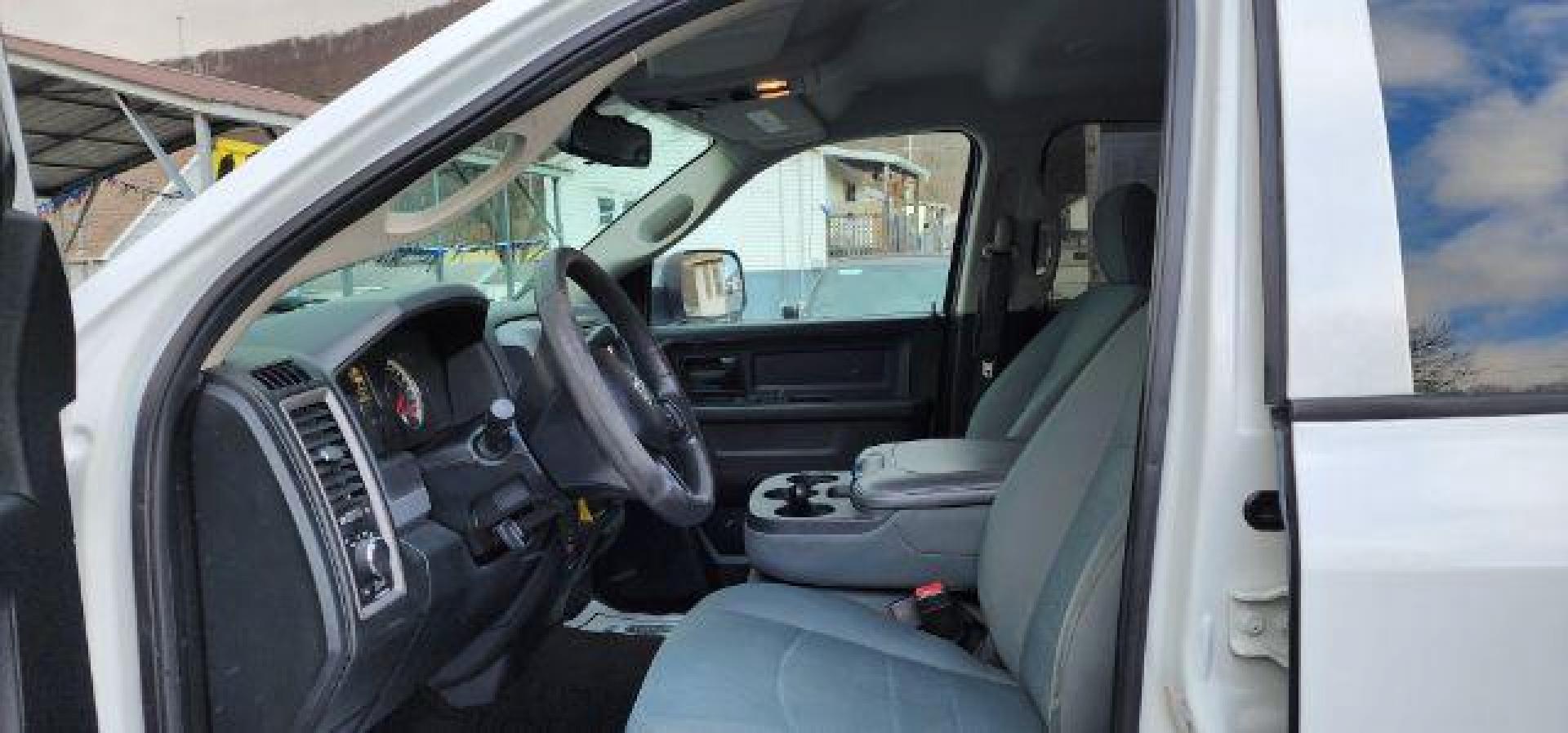 2016 WHITE /Diesel Gray/Black Ram 2500 Tradesman (3C6UR5HJ6GG) with an 6.4 HEMI V8 engine, AT transmission, located at 353 S. Mineral St., Keyser, WV, 26726, (304) 788-7887, 39.436451, -78.981674 - Photo#4