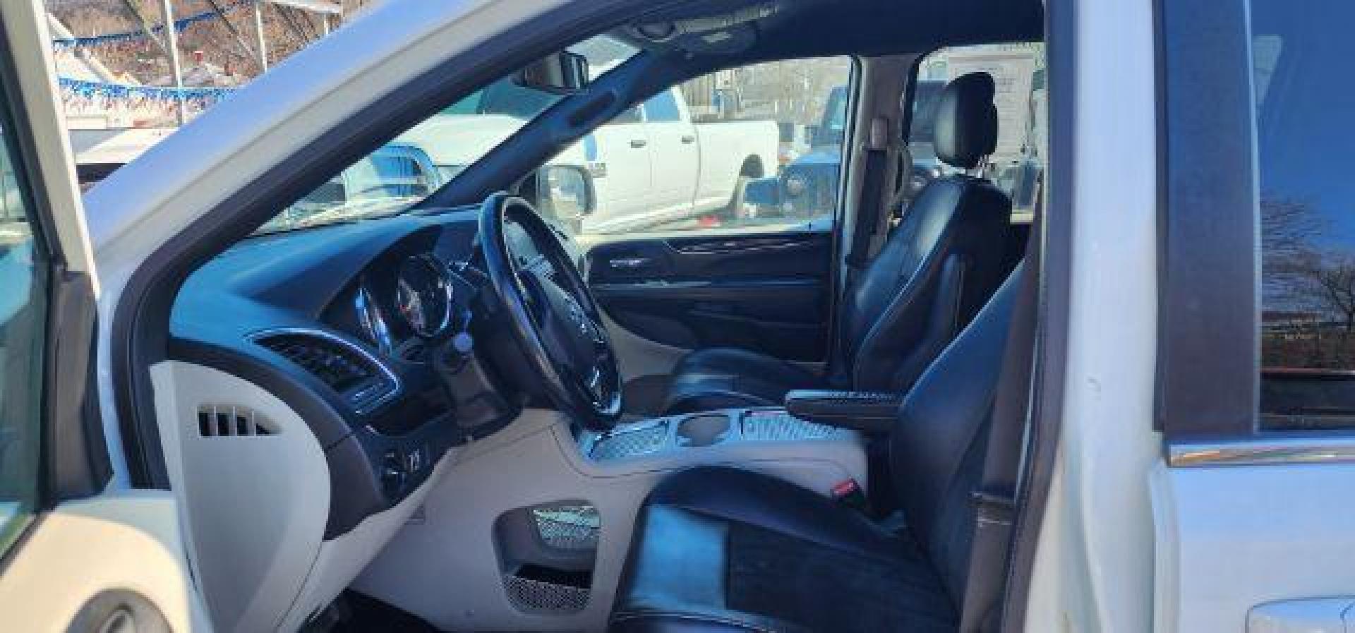 2020 WHITE /Black Dodge Grand Caravan SXT (2C4RDGCG8LR) with an 3.6L V6 engine, AT transmission, located at 353 S. Mineral St., Keyser, WV, 26726, (304) 788-7887, 39.436451, -78.981674 - Photo#3