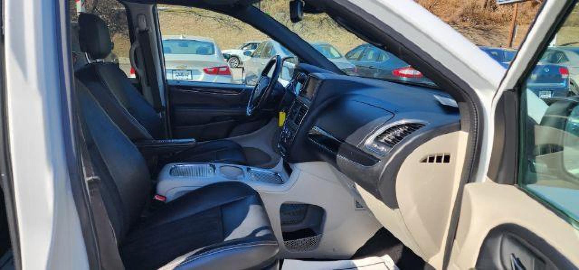 2020 WHITE /Black Dodge Grand Caravan SXT (2C4RDGCG8LR) with an 3.6L V6 engine, AT transmission, located at 353 S. Mineral St., Keyser, WV, 26726, (304) 788-7887, 39.436451, -78.981674 - Photo#14