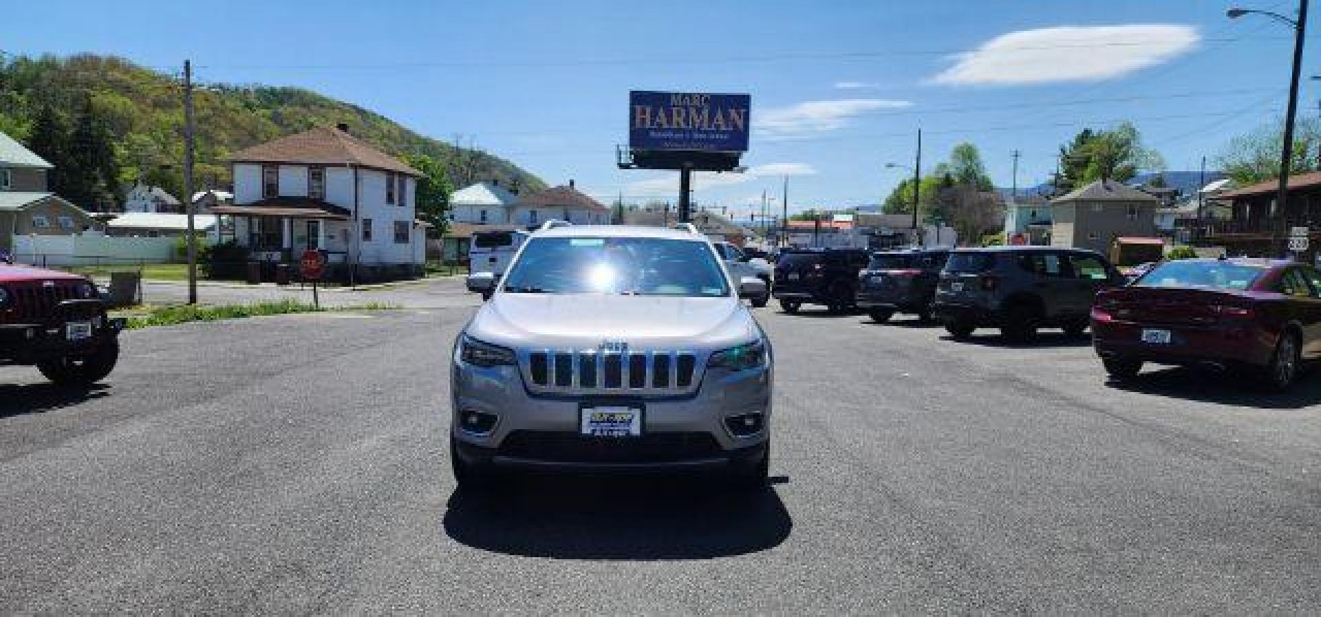 2019 SILVER /Black Jeep Cherokee Limited 4x4 (1C4PJMDN1KD) with an 2.0L L4 engine, AT transmission, located at 353 S. Mineral St., Keyser, WV, 26726, (304) 788-7887, 39.436451, -78.981674 - Photo#1