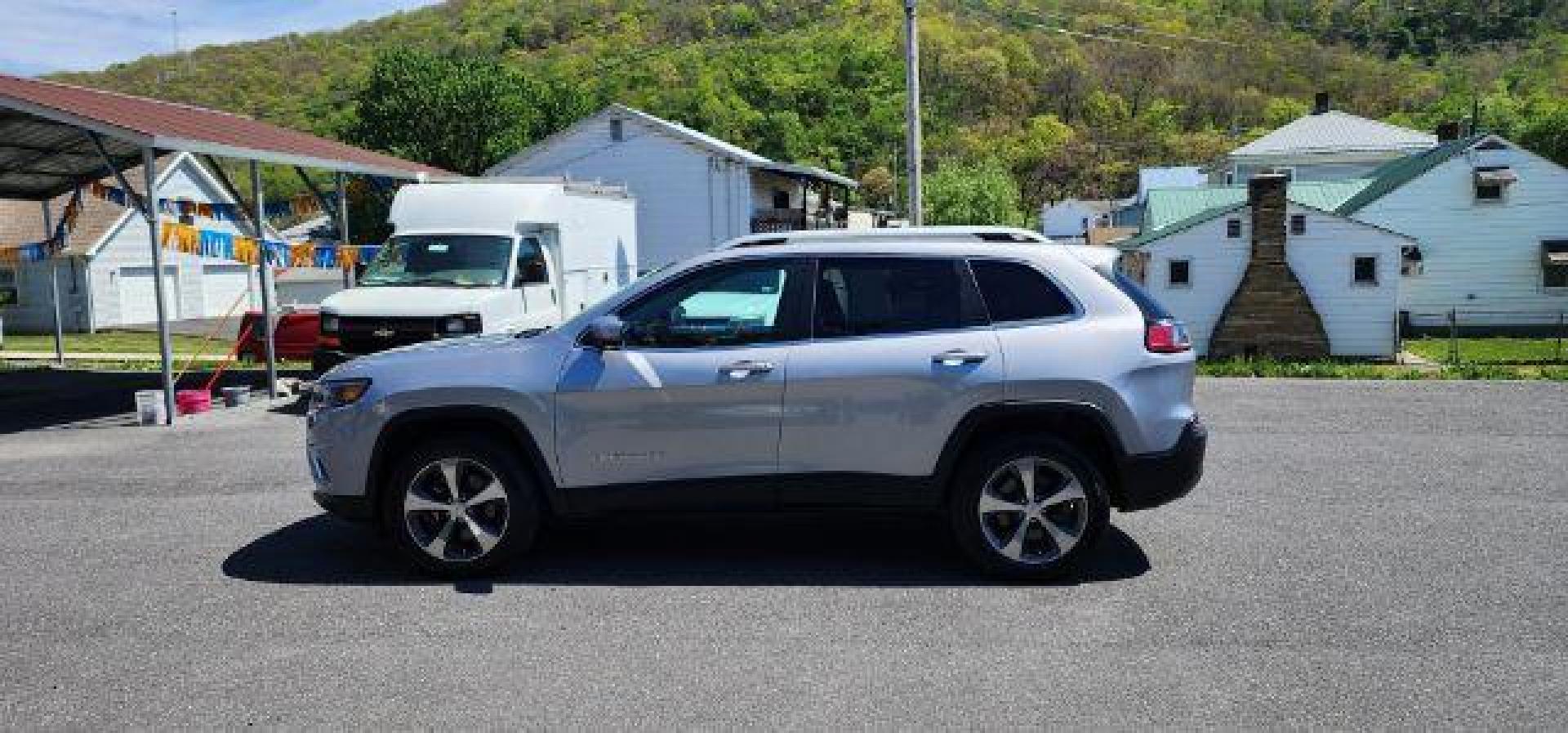 2019 SILVER /Black Jeep Cherokee Limited 4x4 (1C4PJMDN1KD) with an 2.0L L4 engine, AT transmission, located at 353 S. Mineral St., Keyser, WV, 26726, (304) 788-7887, 39.436451, -78.981674 - Photo#3