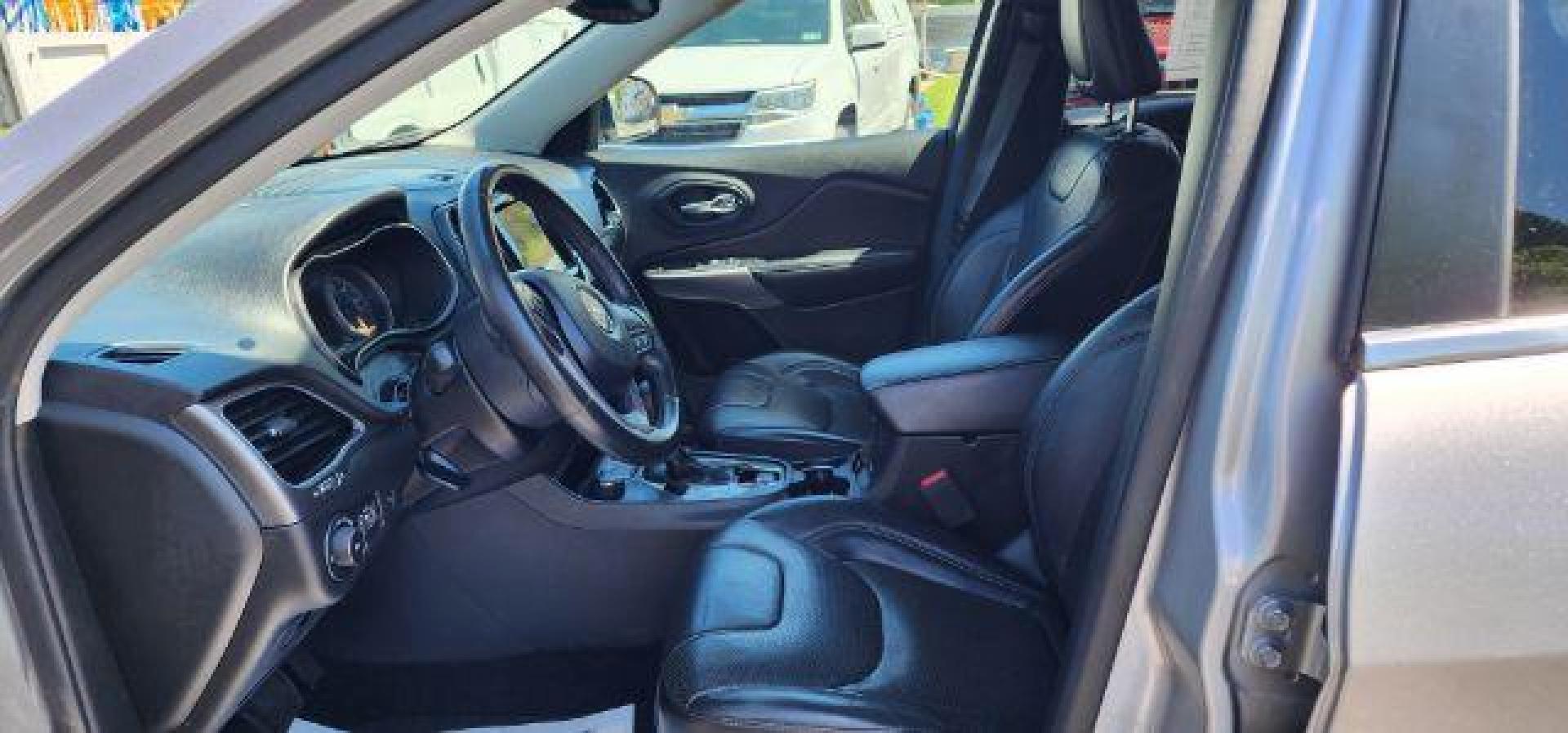 2019 SILVER /Black Jeep Cherokee Limited 4x4 (1C4PJMDN1KD) with an 2.0L L4 engine, AT transmission, located at 353 S. Mineral St., Keyser, WV, 26726, (304) 788-7887, 39.436451, -78.981674 - Photo#4