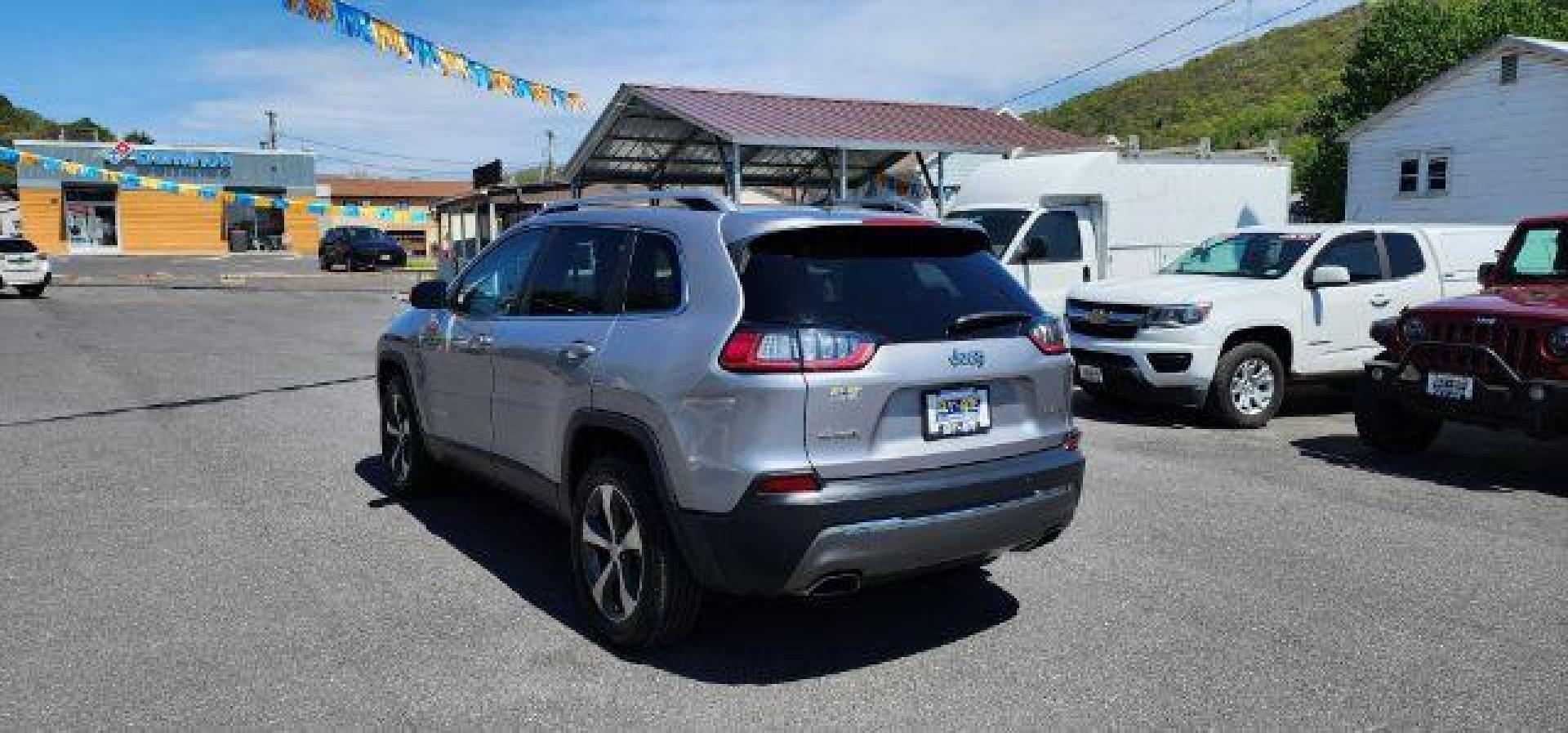 2019 SILVER /Black Jeep Cherokee Limited 4x4 (1C4PJMDN1KD) with an 2.0L L4 engine, AT transmission, located at 353 S. Mineral St., Keyser, WV, 26726, (304) 788-7887, 39.436451, -78.981674 - Photo#8