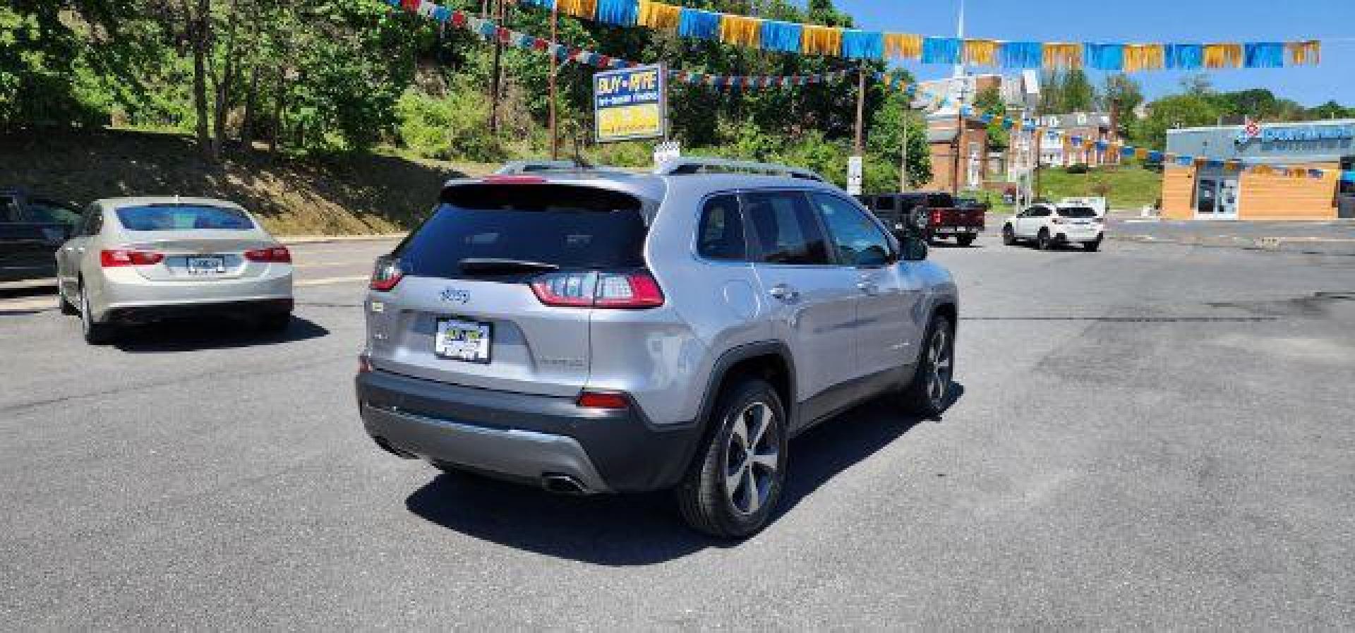 2019 SILVER /Black Jeep Cherokee Limited 4x4 (1C4PJMDN1KD) with an 2.0L L4 engine, AT transmission, located at 353 S. Mineral St., Keyser, WV, 26726, (304) 788-7887, 39.436451, -78.981674 - Photo#11