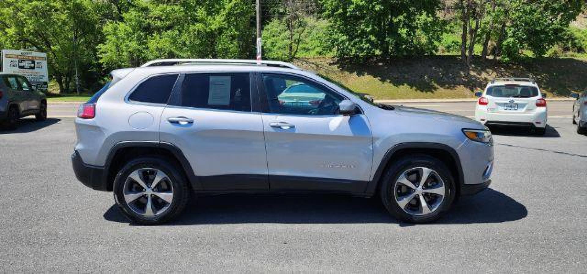 2019 SILVER /Black Jeep Cherokee Limited 4x4 (1C4PJMDN1KD) with an 2.0L L4 engine, AT transmission, located at 353 S. Mineral St., Keyser, WV, 26726, (304) 788-7887, 39.436451, -78.981674 - Photo#12