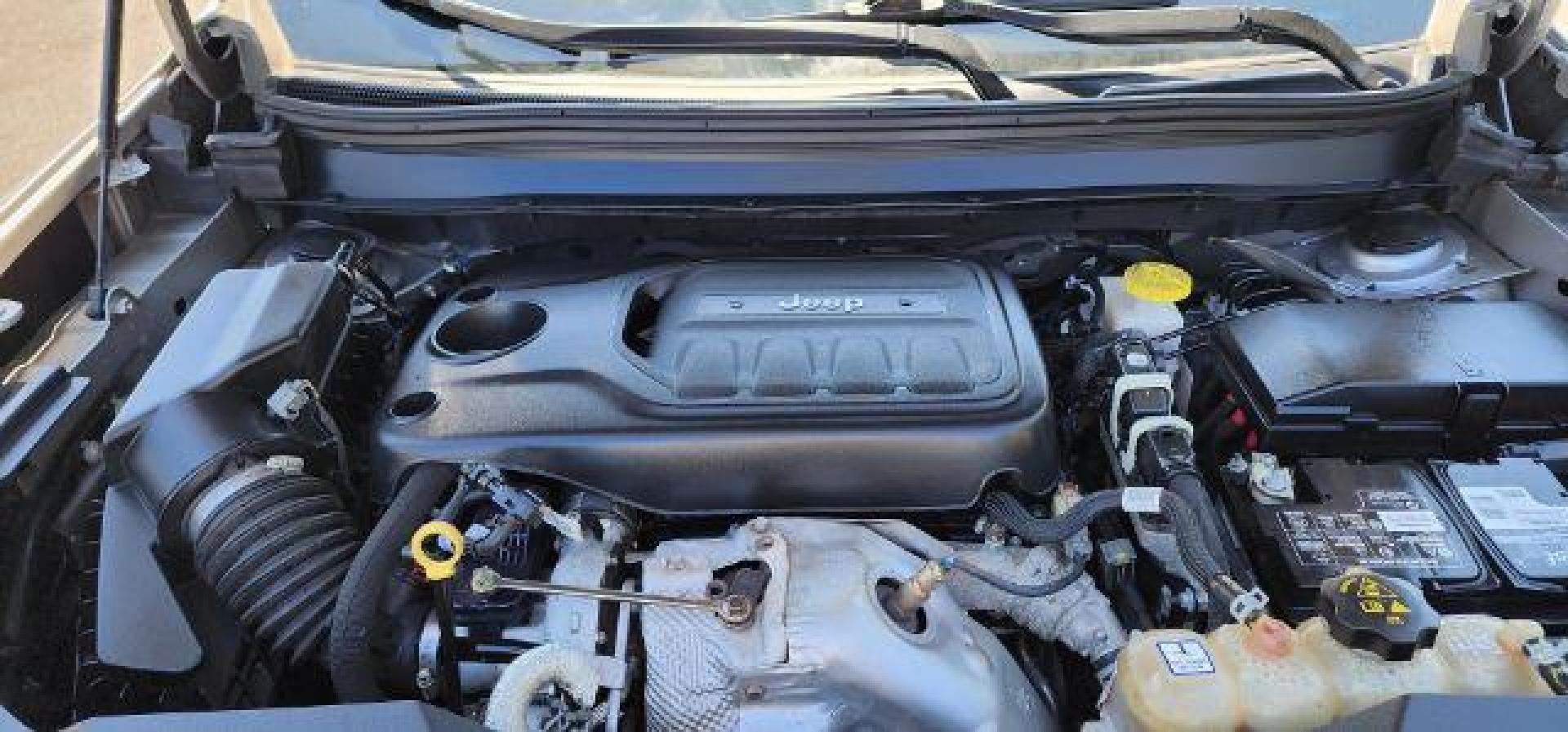 2019 SILVER /Black Jeep Cherokee Limited 4x4 (1C4PJMDN1KD) with an 2.0L L4 engine, AT transmission, located at 353 S. Mineral St., Keyser, WV, 26726, (304) 788-7887, 39.436451, -78.981674 - Photo#15