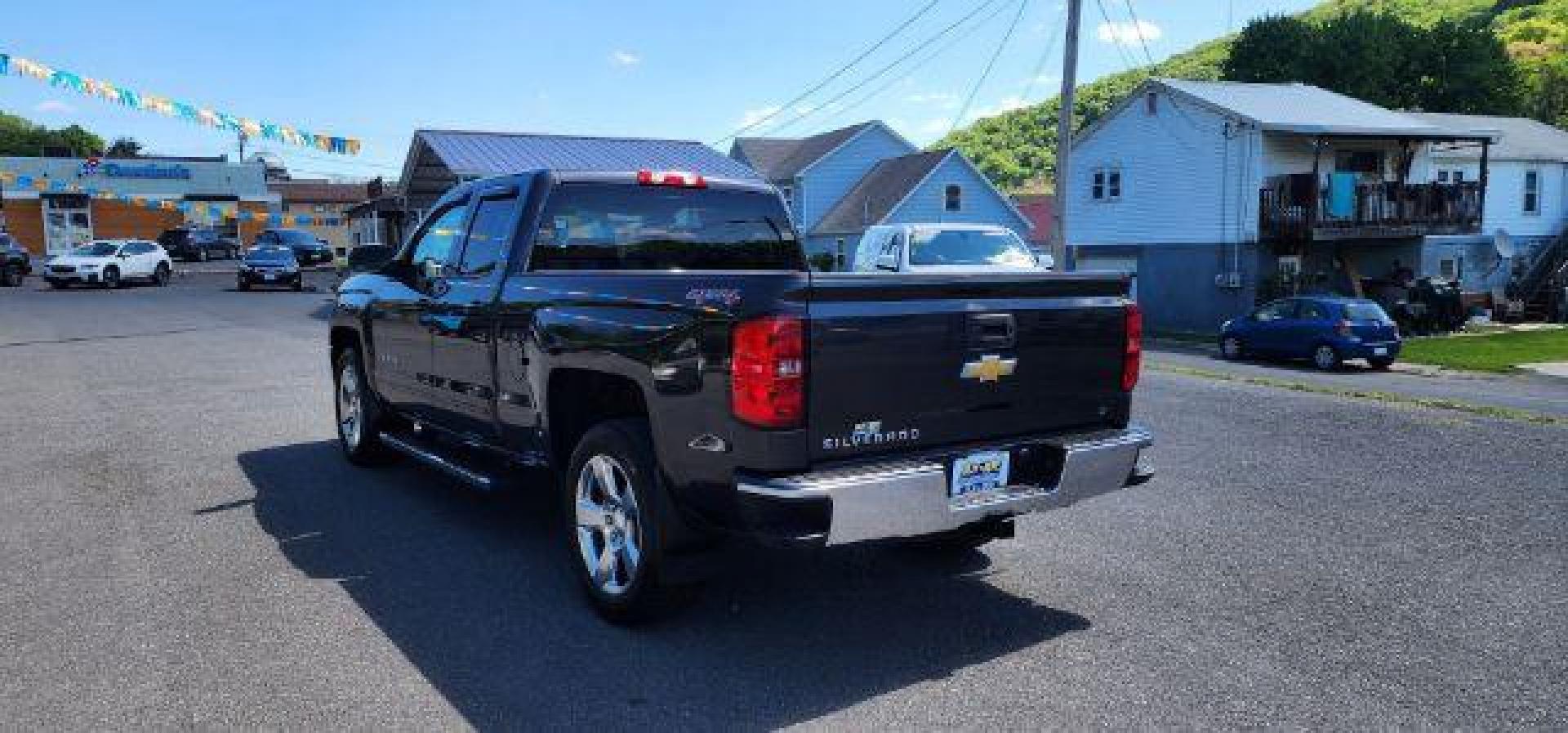 2016 GRAY /Jet Black Chevrolet Silverado 1500 1LT (1GCVKREC4GZ) with an 5.3L V8 engine, AT transmission, located at 353 S. Mineral St., Keyser, WV, 26726, (304) 788-7887, 39.436451, -78.981674 - Photo#8