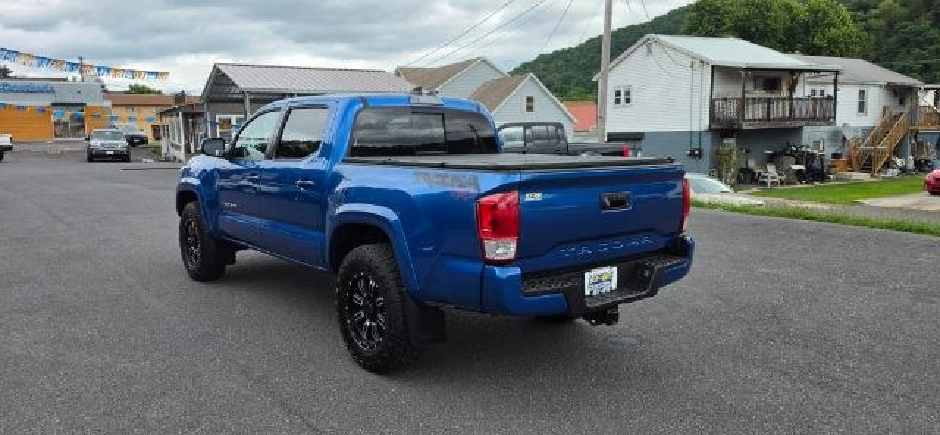 2017 BLUE /Cement Gray Toyota Tacoma TRD Sport (5TFCZ5AN3HX) with an 3.5L V-6 port/direct injection engine, 6 Speed transmission, located at 353 S. Mineral St., Keyser, WV, 26726, (304) 788-7887, 39.436451, -78.981674- Photo#8