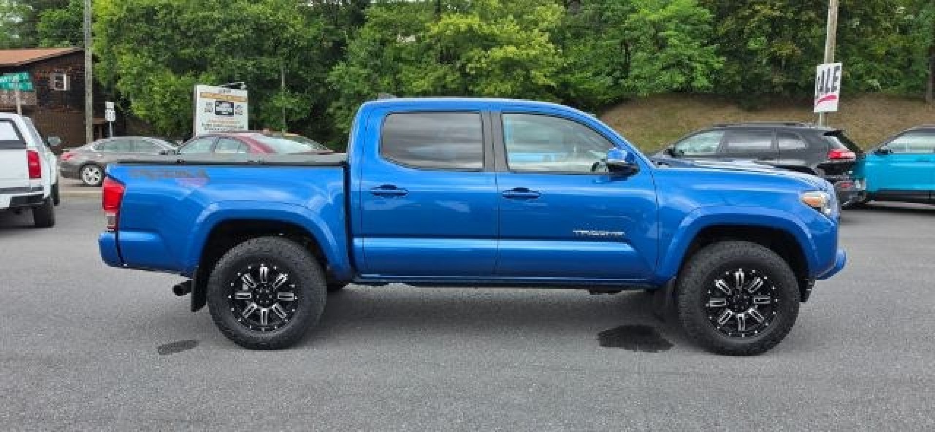 2017 BLUE /Cement Gray Toyota Tacoma TRD Sport (5TFCZ5AN3HX) with an 3.5L V-6 port/direct injection engine, 6 Speed transmission, located at 353 S. Mineral St., Keyser, WV, 26726, (304) 788-7887, 39.436451, -78.981674- Photo#12