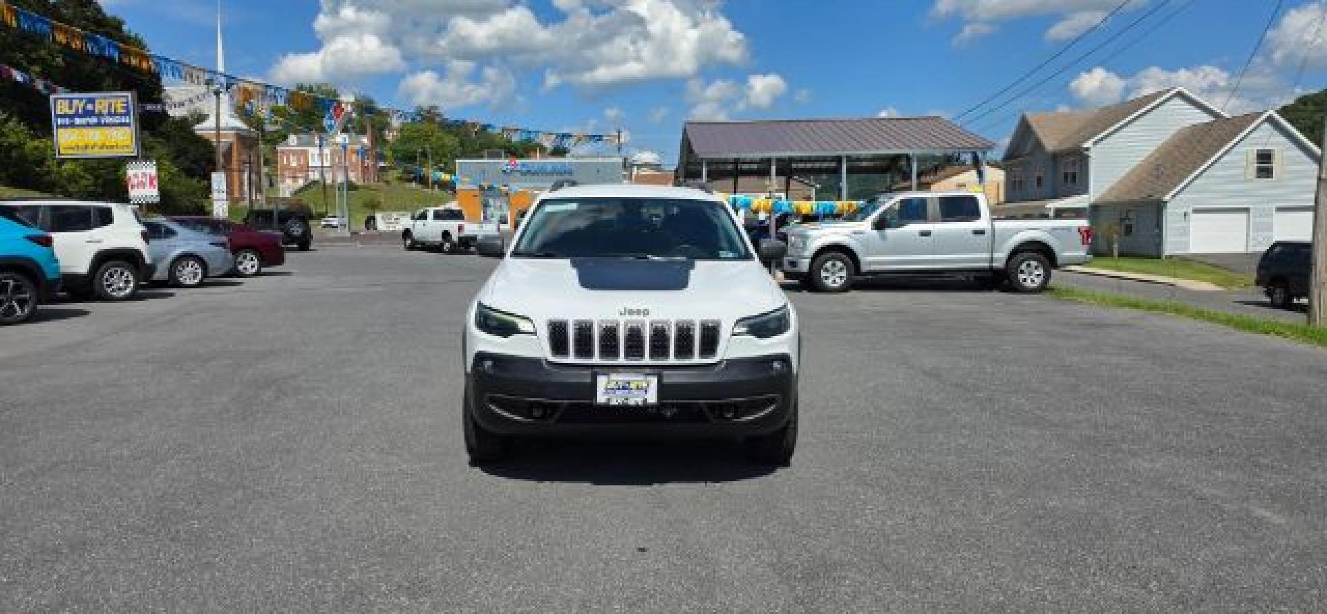 2019 WHITE /Black Jeep Cherokee Trailhawk 4x4 (1C4PJMBX4KD) with an 3.2L V6 engine, AT transmission, located at 353 S. Mineral St., Keyser, WV, 26726, (304) 788-7887, 39.436451, -78.981674- Photo#1