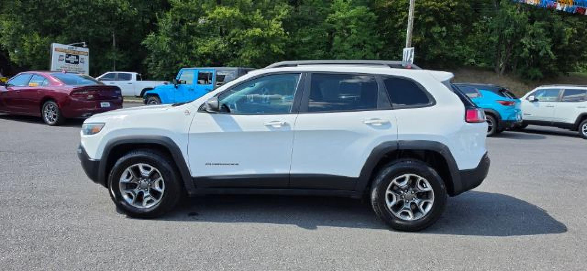 2019 WHITE /Black Jeep Cherokee Trailhawk 4x4 (1C4PJMBX4KD) with an 3.2L V6 engine, AT transmission, located at 353 S. Mineral St., Keyser, WV, 26726, (304) 788-7887, 39.436451, -78.981674- Photo#3