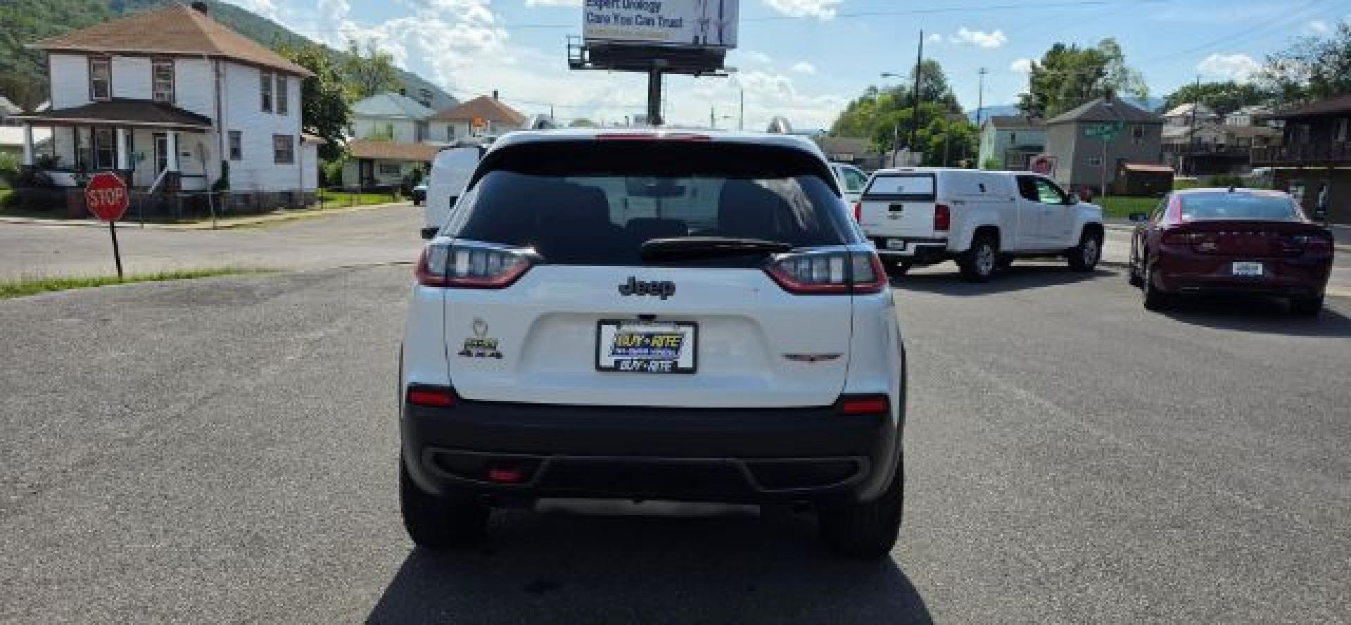 2019 WHITE /Black Jeep Cherokee Trailhawk 4x4 (1C4PJMBX4KD) with an 3.2L V6 engine, AT transmission, located at 353 S. Mineral St., Keyser, WV, 26726, (304) 788-7887, 39.436451, -78.981674- Photo#9