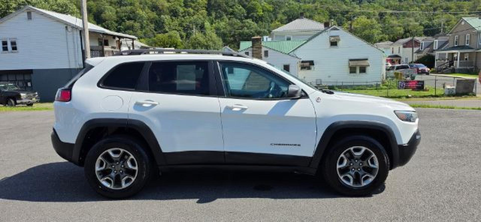 2019 WHITE /Black Jeep Cherokee Trailhawk 4x4 (1C4PJMBX4KD) with an 3.2L V6 engine, AT transmission, located at 353 S. Mineral St., Keyser, WV, 26726, (304) 788-7887, 39.436451, -78.981674- Photo#12
