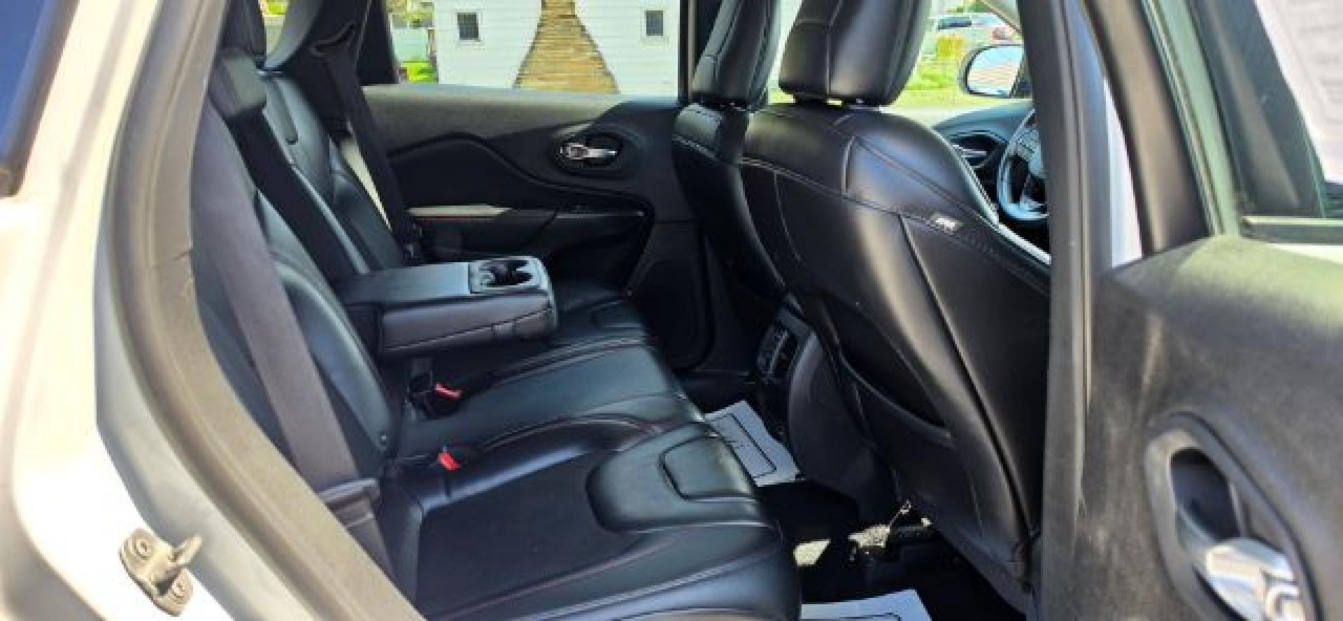 2019 WHITE /Black Jeep Cherokee Trailhawk 4x4 (1C4PJMBX4KD) with an 3.2L V6 engine, AT transmission, located at 353 S. Mineral St., Keyser, WV, 26726, (304) 788-7887, 39.436451, -78.981674- Photo#13