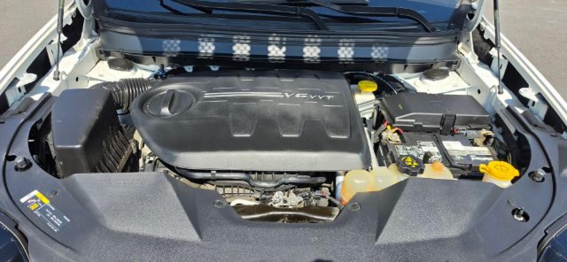 2019 WHITE /Black Jeep Cherokee Trailhawk 4x4 (1C4PJMBX4KD) with an 3.2L V6 engine, AT transmission, located at 353 S. Mineral St., Keyser, WV, 26726, (304) 788-7887, 39.436451, -78.981674- Photo#15